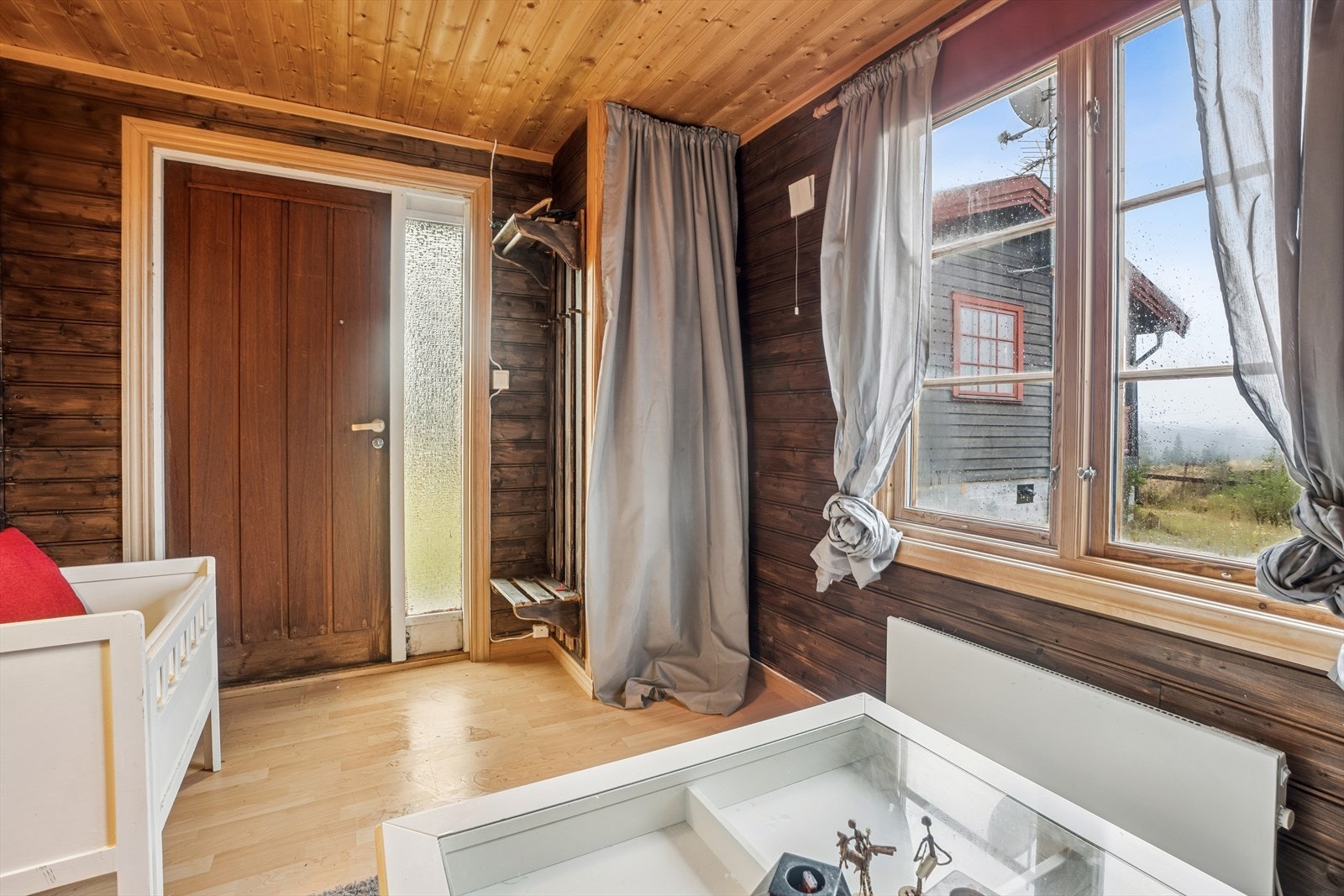 Annekset har store vinduer som gir godt med lys. Galleribilde