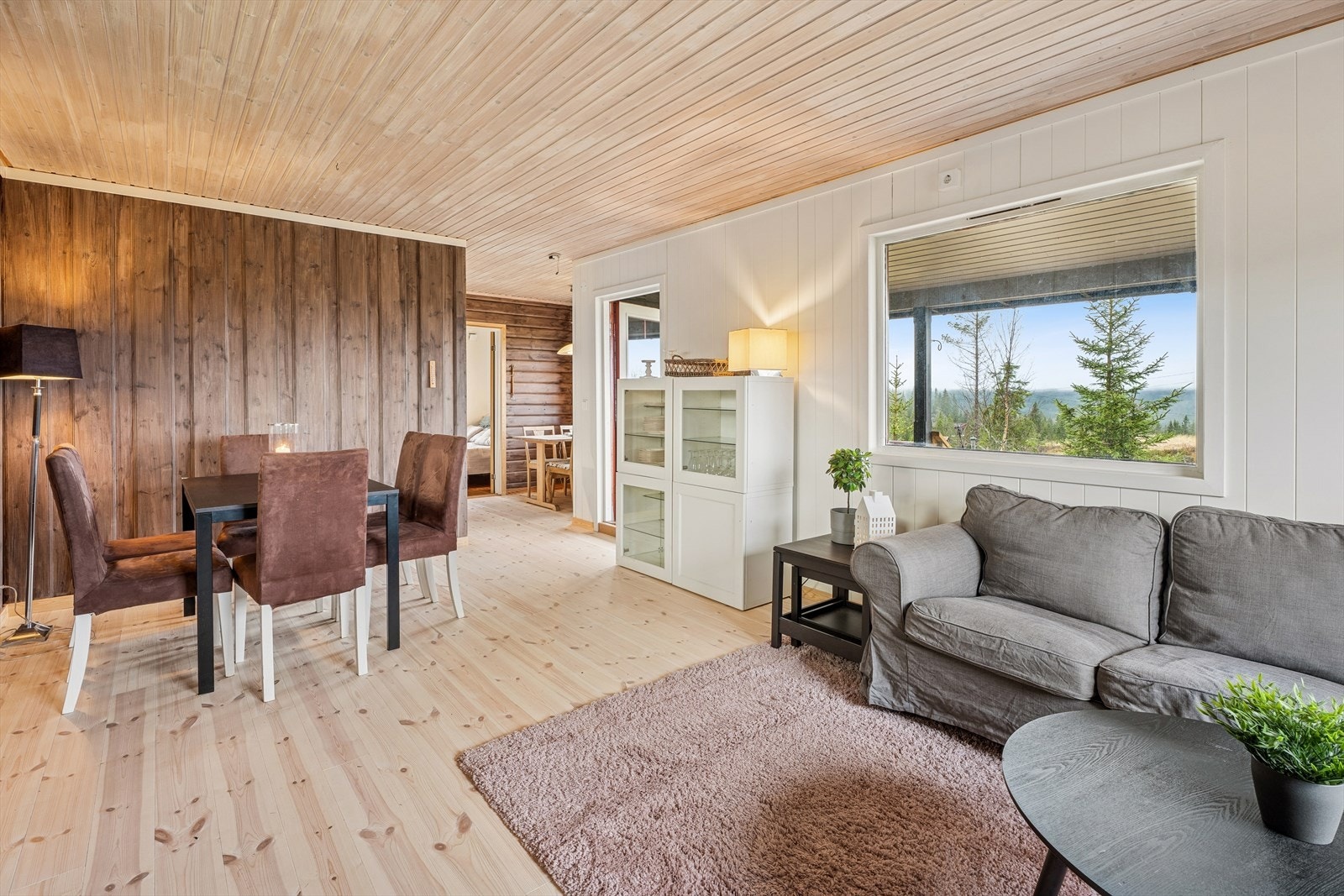 Stuen og kjøkkenet bindes sammen av et nytt heltre furugulv, lagt i 2024. Galleribilde