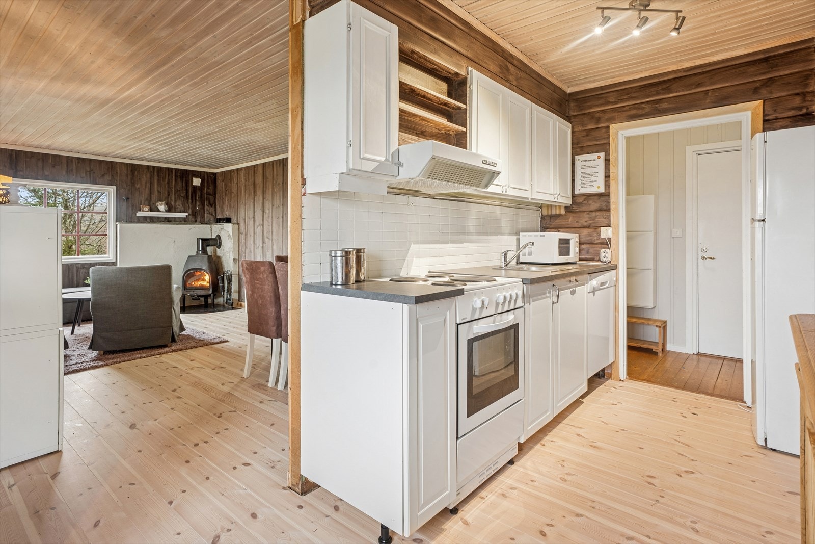 Kjøkkenet er i åpen løsning mot stuen og ble fornyet i 2025. Galleribilde