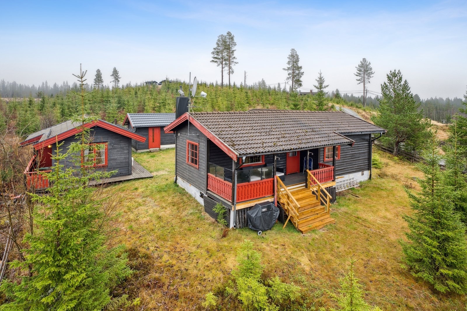 Eiendommen består av hovedhytte, et romslig anneks og et praktisk uthus for lagring. Galleribilde