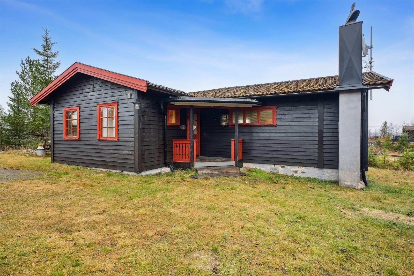 Overbygget inngangsparti som leder inn i hyttas entré. Galleribilde