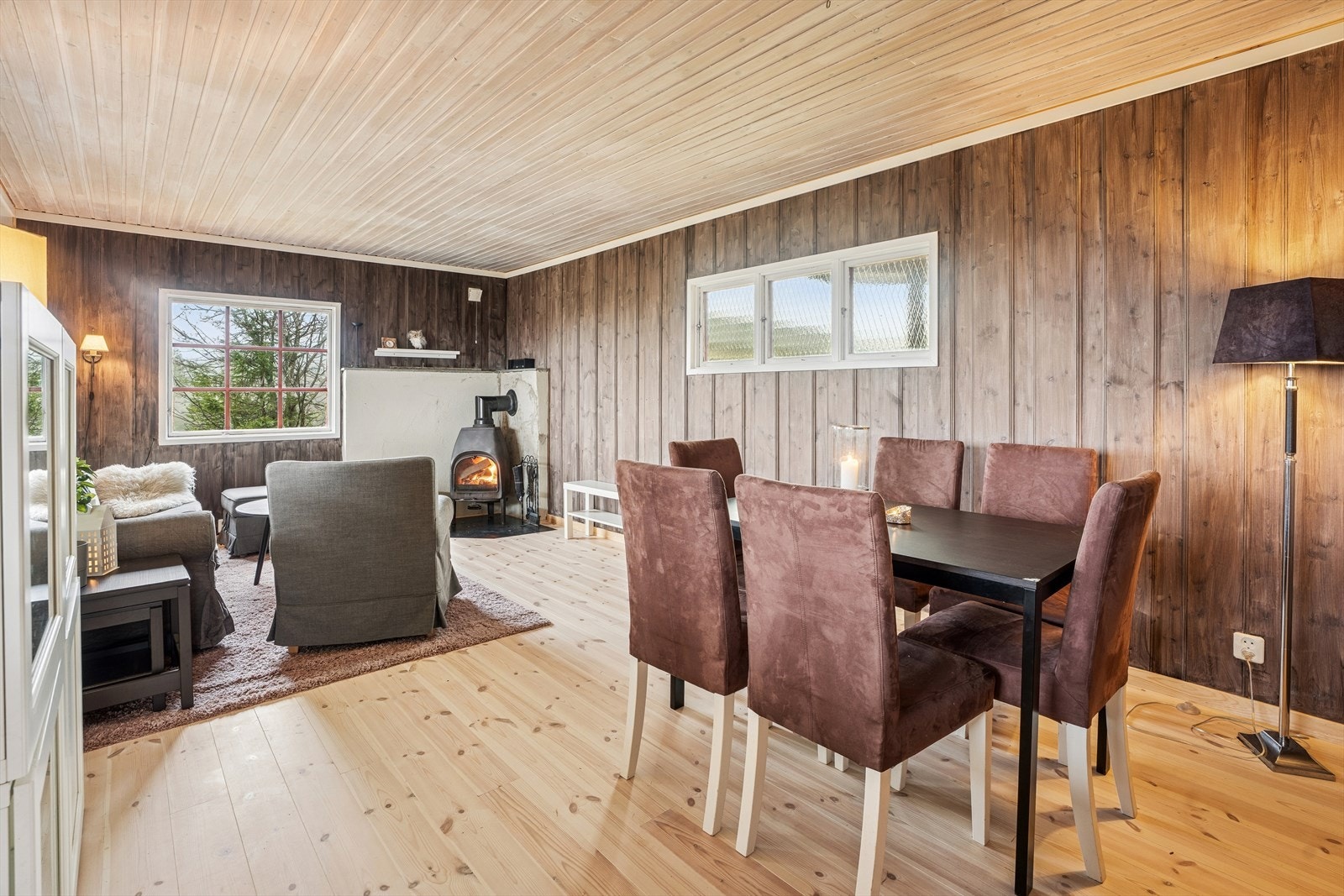Rommet har panel på vegger og i tak, som bidrar til den klassiske hyttefølelsen. Galleribilde