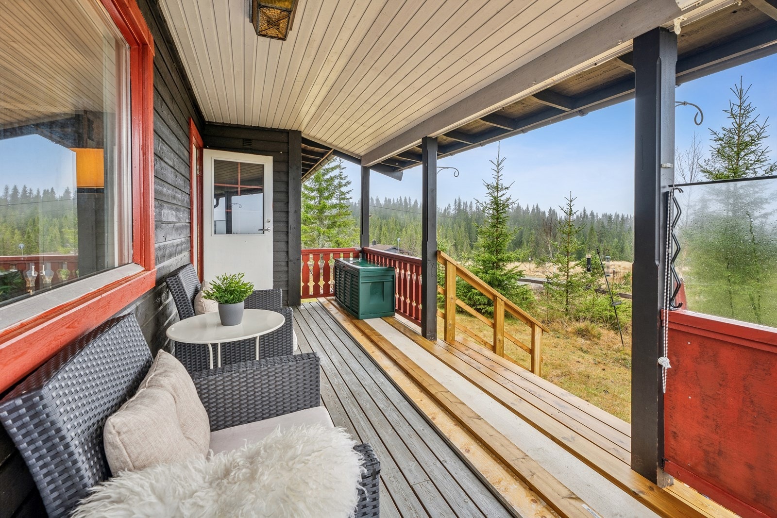 Terrassen er vestvendt, noe som gir gode lysforhold på ettermiddagen. Galleribilde