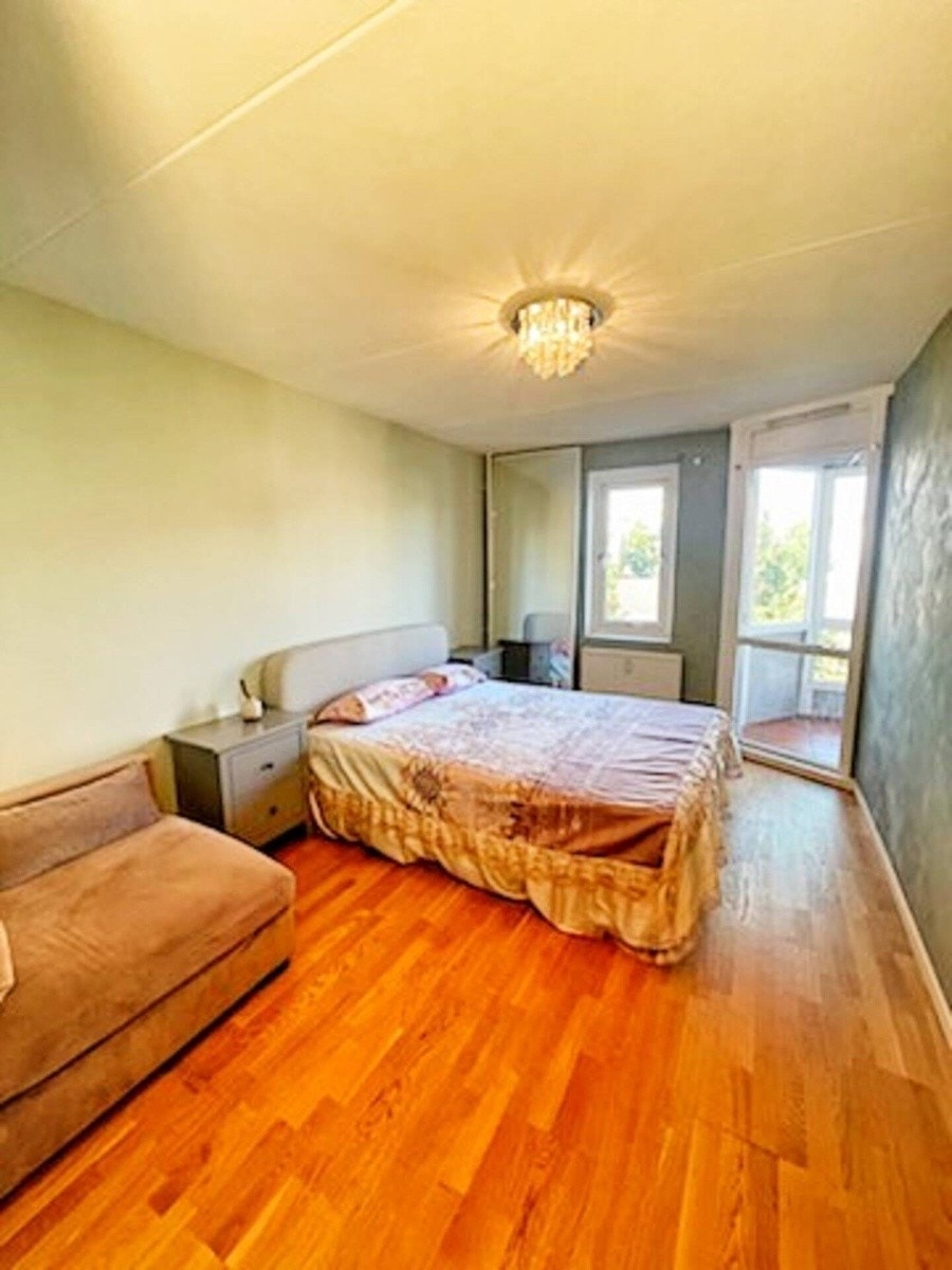 Romslig hovedsoverom med god plass til stor dobbeltseng, skrivebord og møblement. Stort speil, fine nattbord og dobbeltseng. Galleribilde