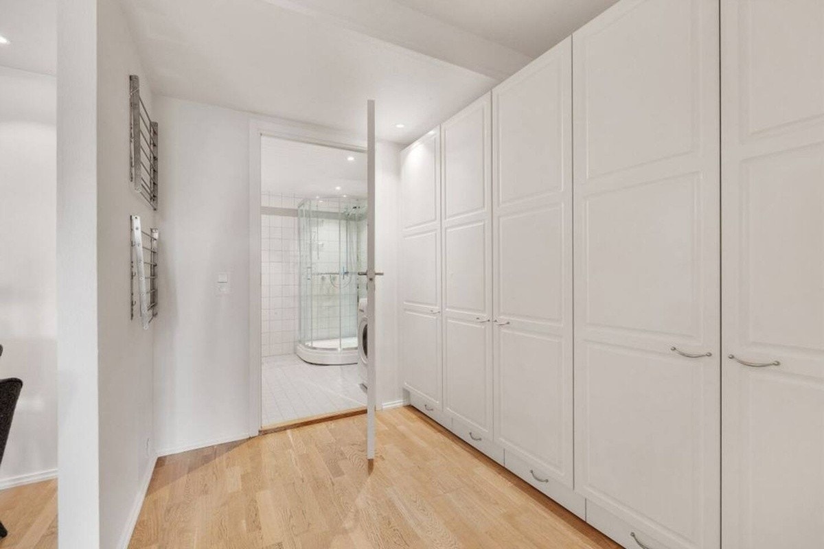 Gang med rikelig lagringsplass i garderobeløsning Galleribilde