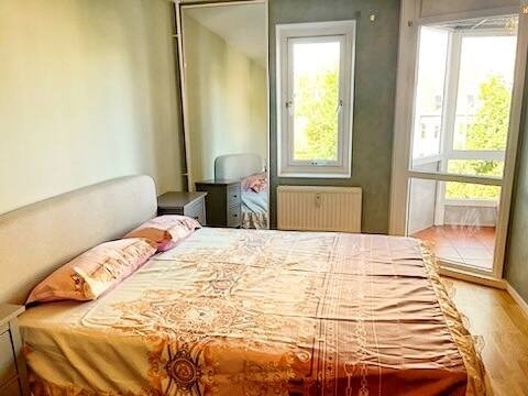 Romslig hovedsoverom med god plass til stor dobbeltseng, skrivebord og møblement. Stort speil, fine nattbord og dobbeltseng. Galleribilde