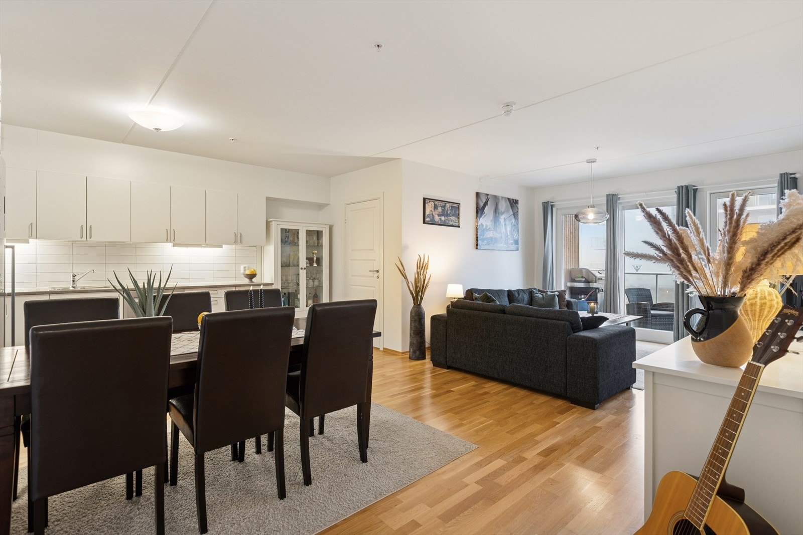 Velkommen til Idretten 20 -2. etasje.
Lys og moderne leilighet med god planløsning og balkong. Galleribilde