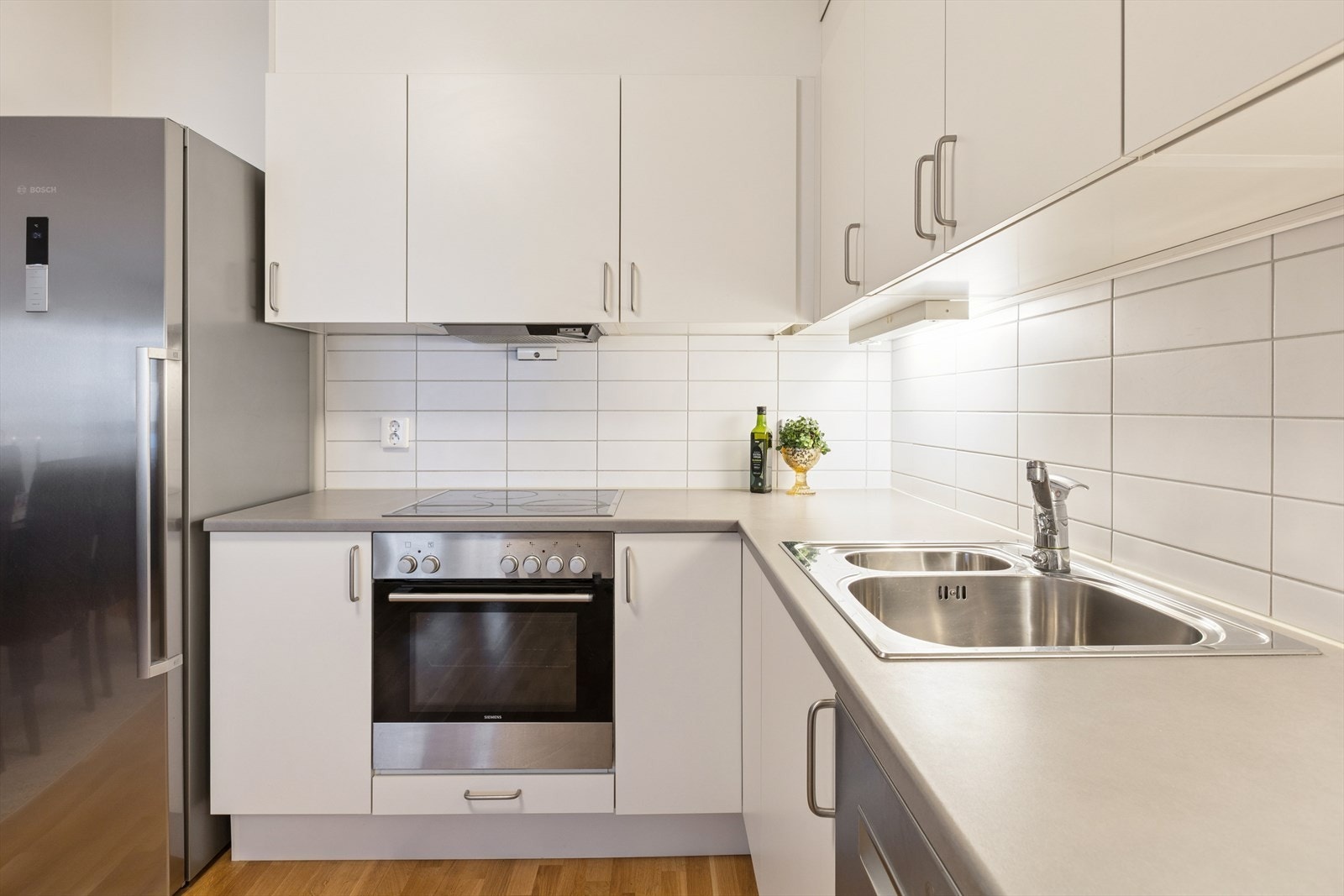 Kjøkken med god arbeidsplass -
Lys mellom over- og underskap gir ekstra komfort. Galleribilde