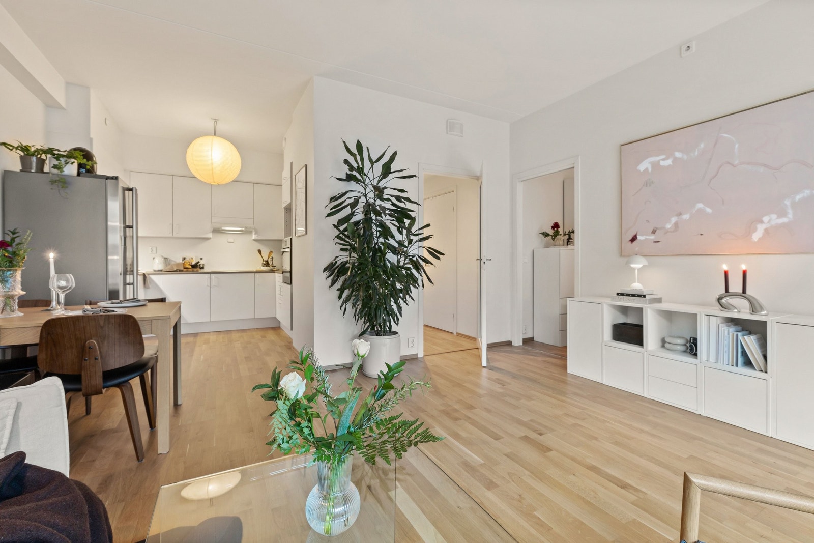 Leiligheten har en god planløsning med stor stue og åpen løsning til kjøkkenet. Galleribilde