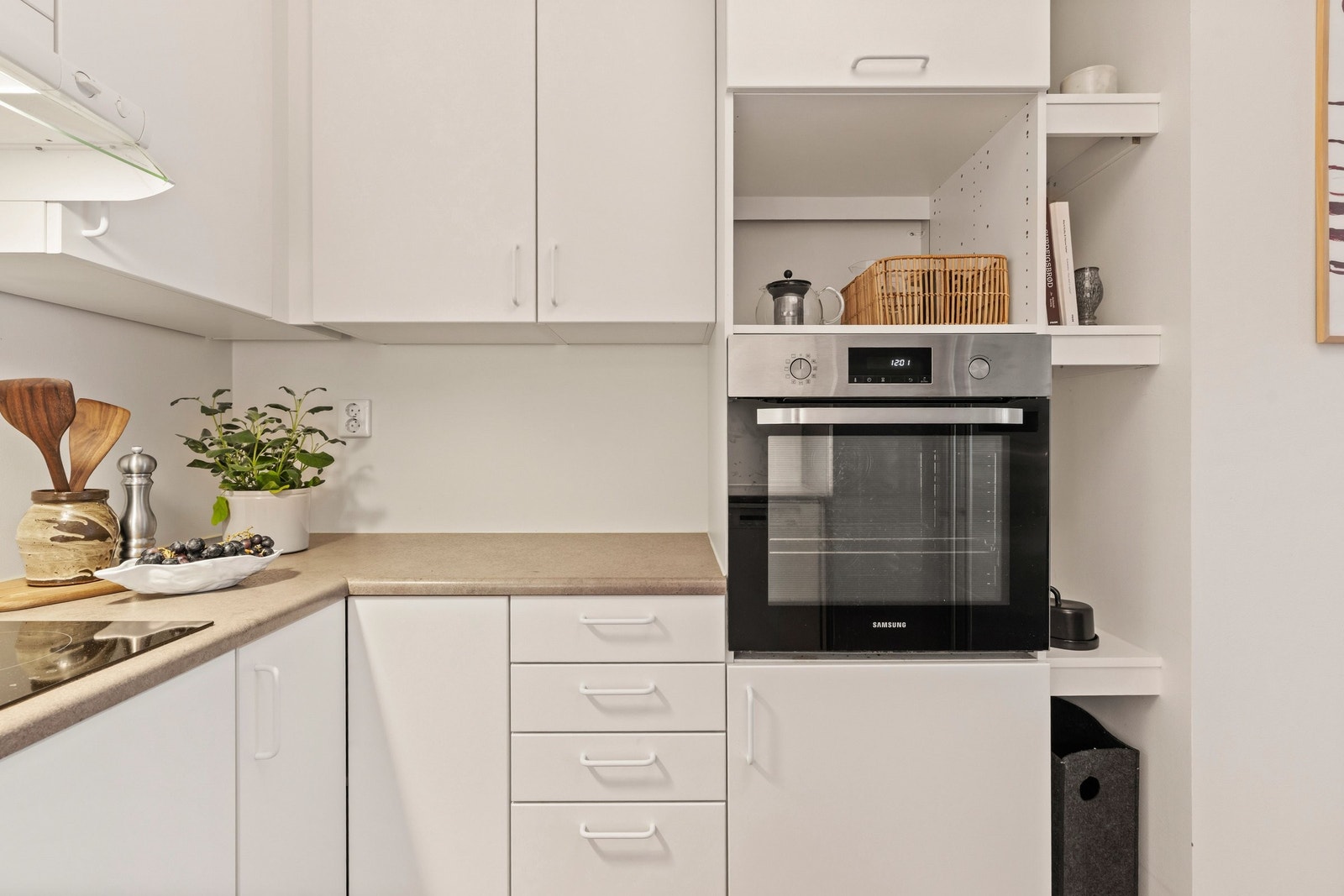 Et godt sted å kokkelere med mye lagringsplass i skap og god arbeidsflate på benken. Galleribilde