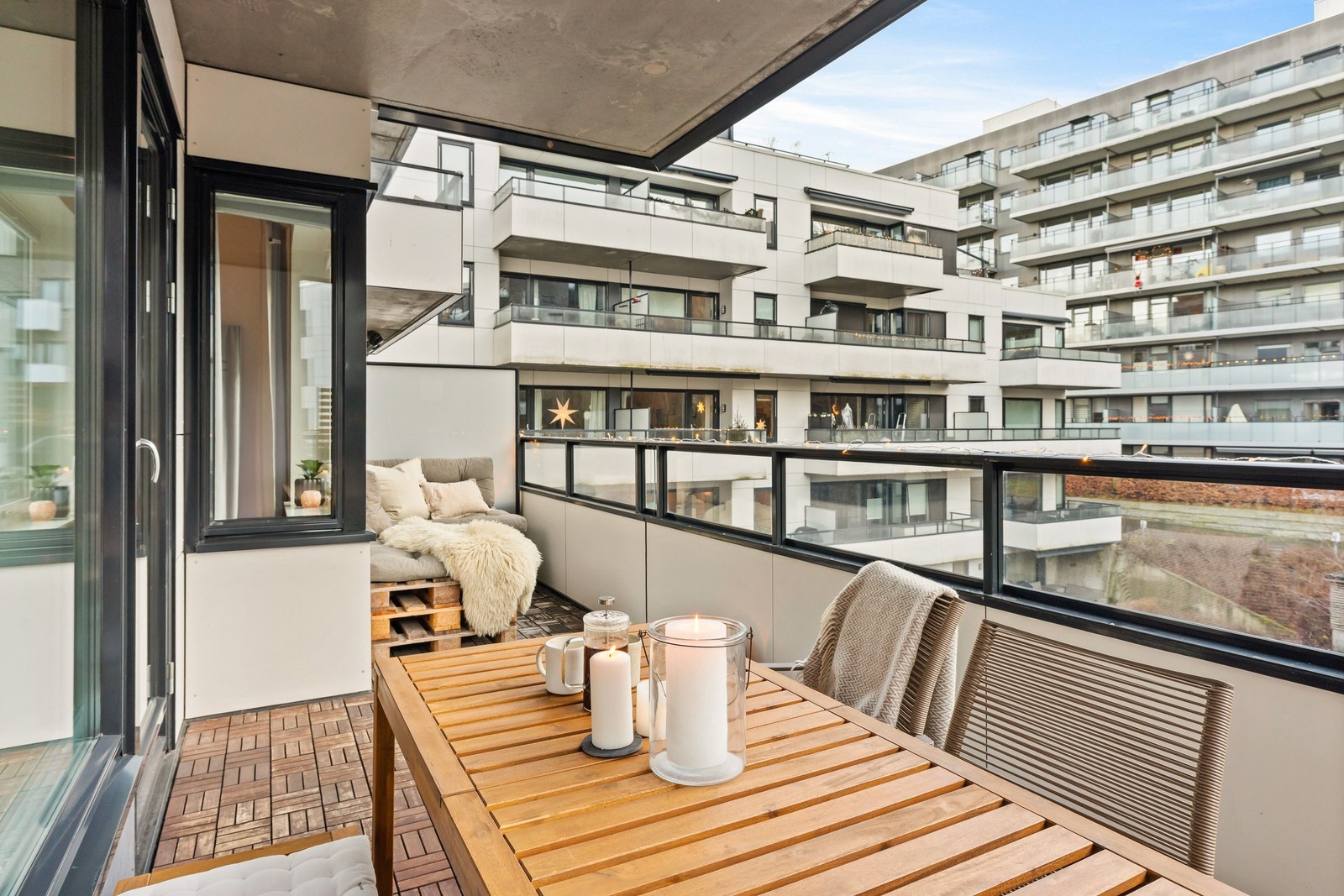 Balkongen er sydvendt og er på 14 kvm. Galleribilde