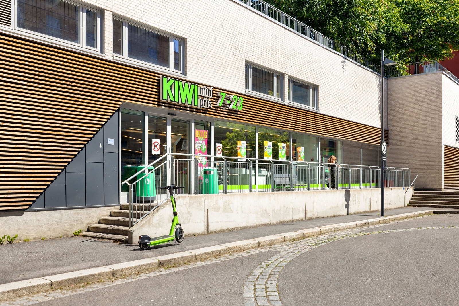 Dagligvarebutikker som Kiwi og Extra ligger et steinkast unna. Galleribilde