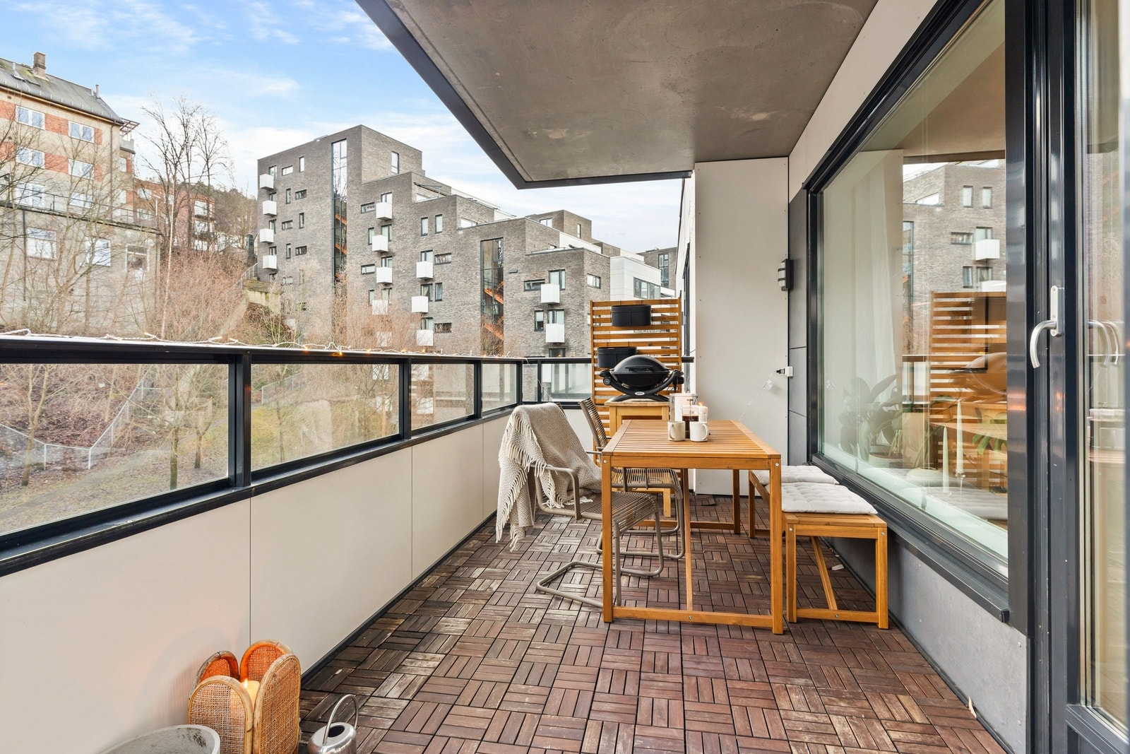 Her er det god plass til sittegruppe og grill. Galleribilde