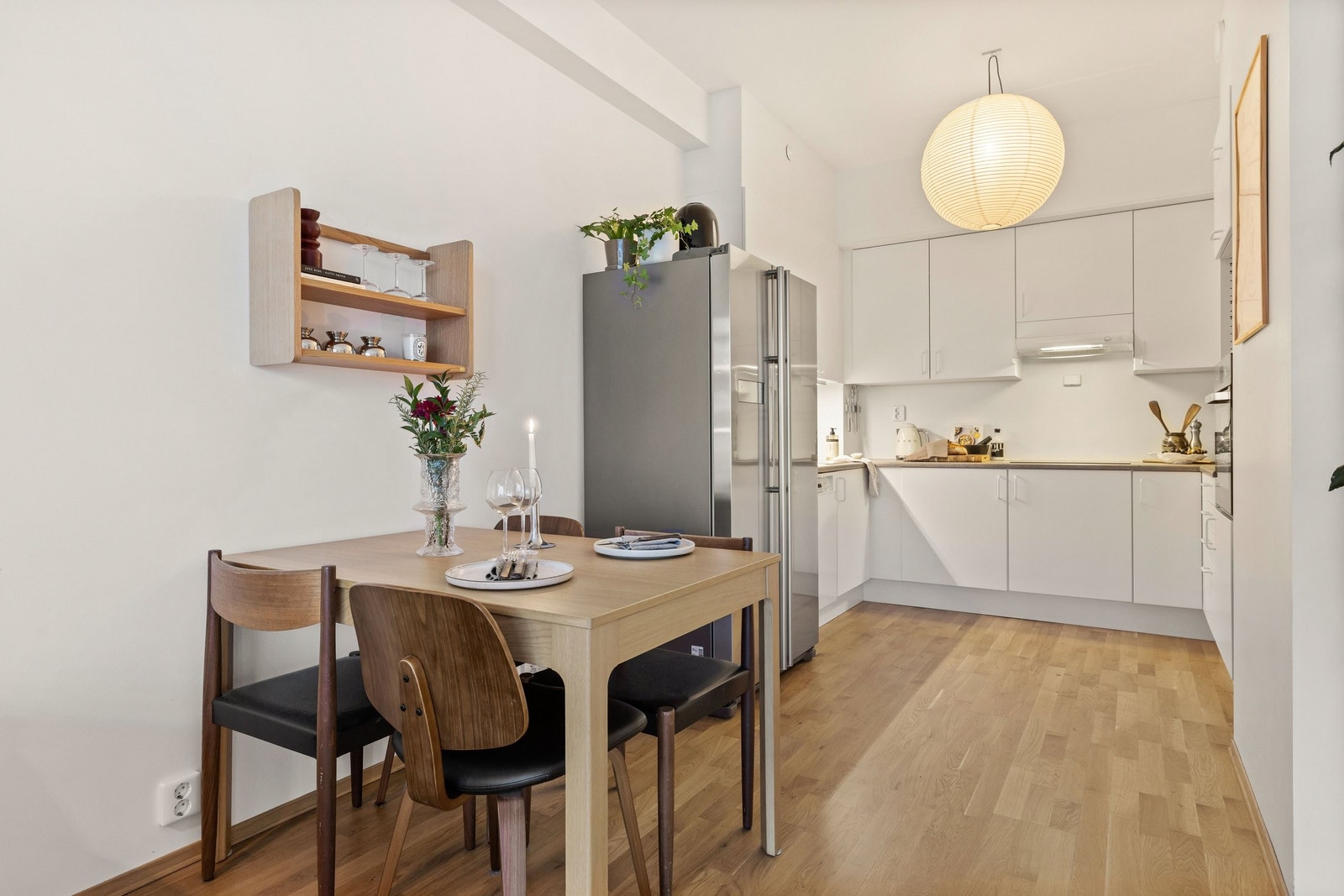 Kjøkkenet er praktisk plassert i åpen løsning mot stuen. Galleribilde