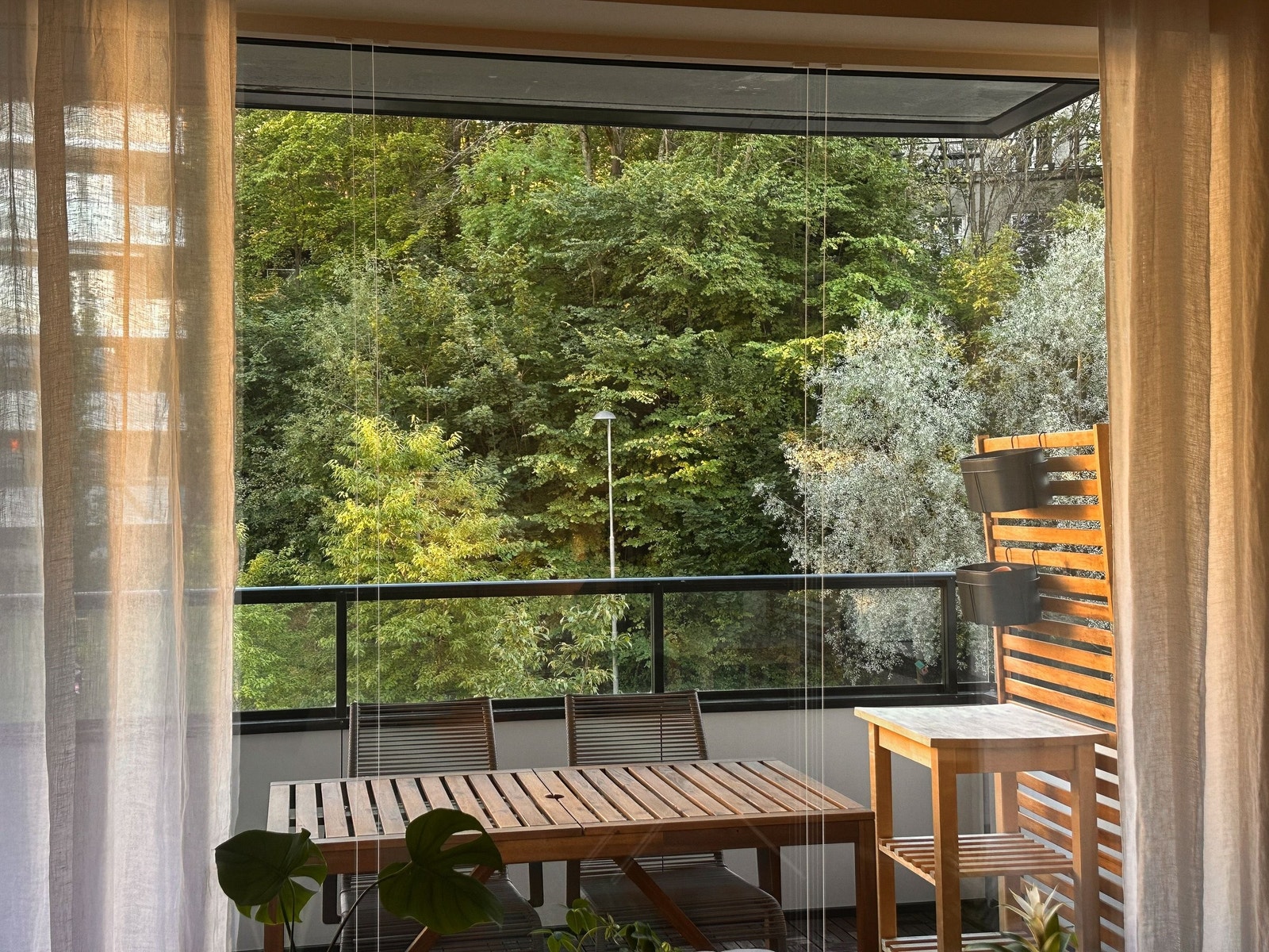 Balkongen har morgensol og ettermiddagssol på sommerstid, med nydelig utsyn mot frodige omgivelser. Privat bilde. Galleribilde