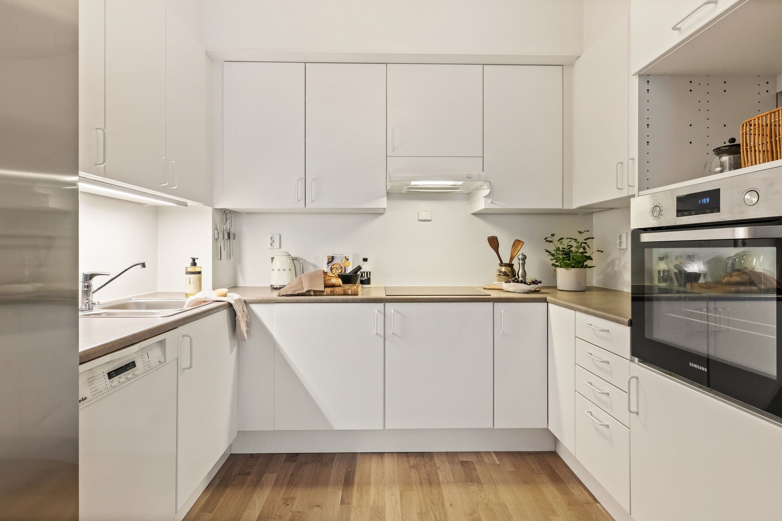 Kjøkkenet er utstyrt med integrert stekeovn, oppvaskmaskin og induksjonstopp. Galleribilde