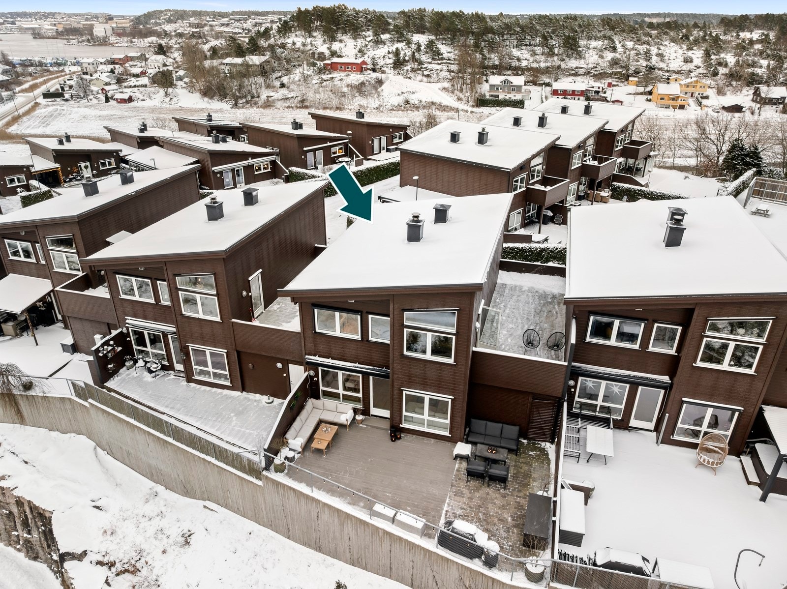 Pent opparbeidet uteområde med asfaltert innkjørsel og fine uteplasser på begge sider av boligen. Galleribilde