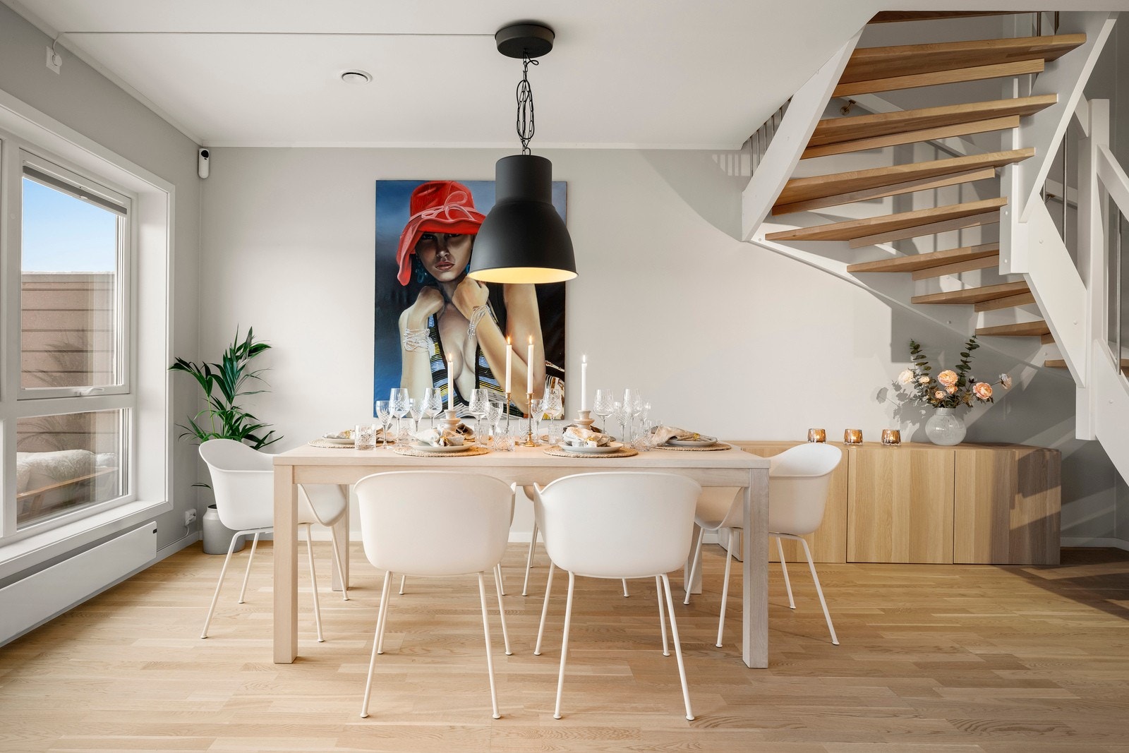 Her er det god plass til både sofa og spisestue. Galleribilde