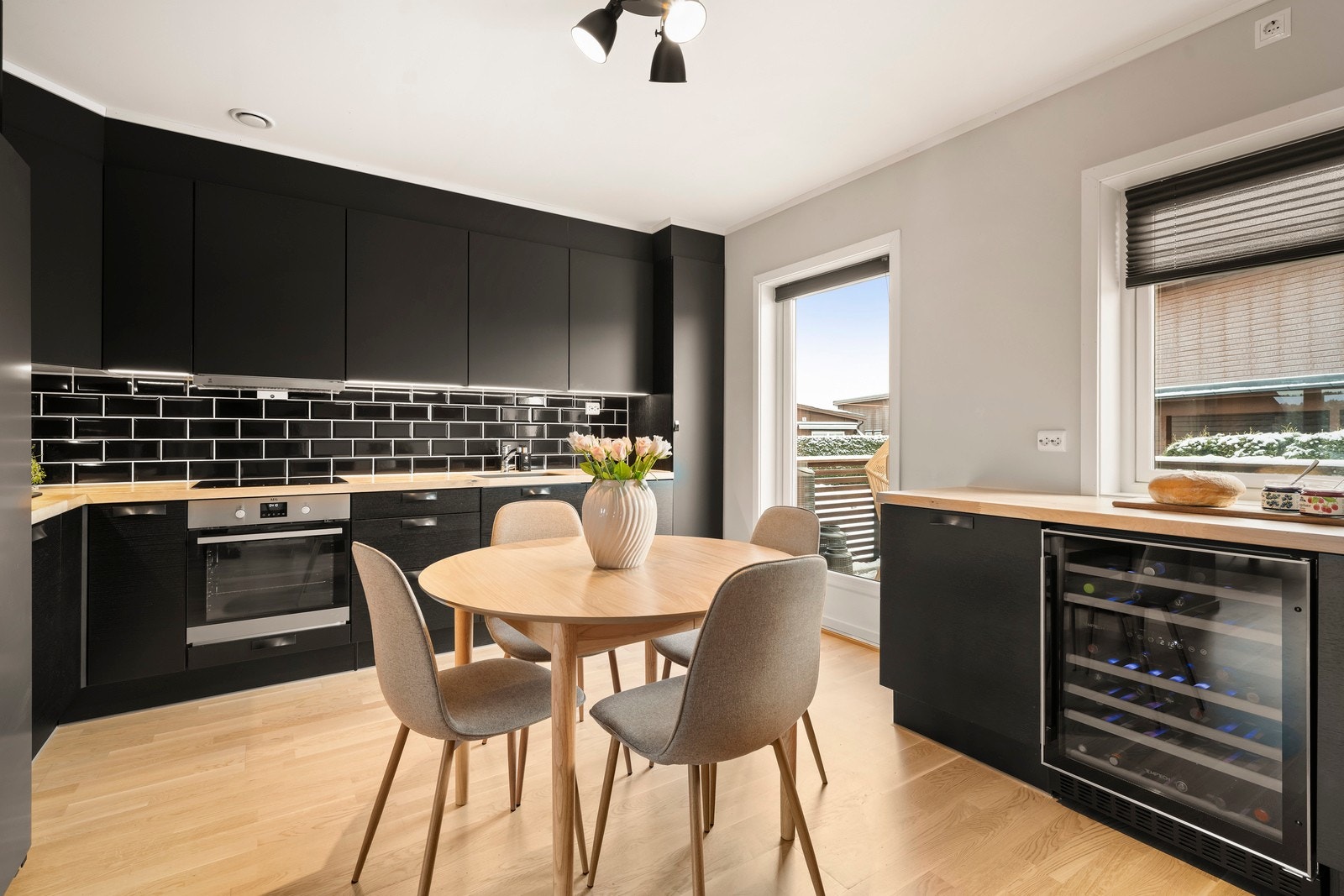 Innredningen har glatte fronter og benkeplater i heltre. Galleribilde