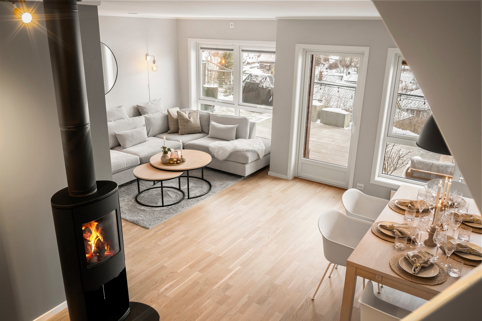 Her er det god plass til både større sofagruppe og spisestue. Galleribilde