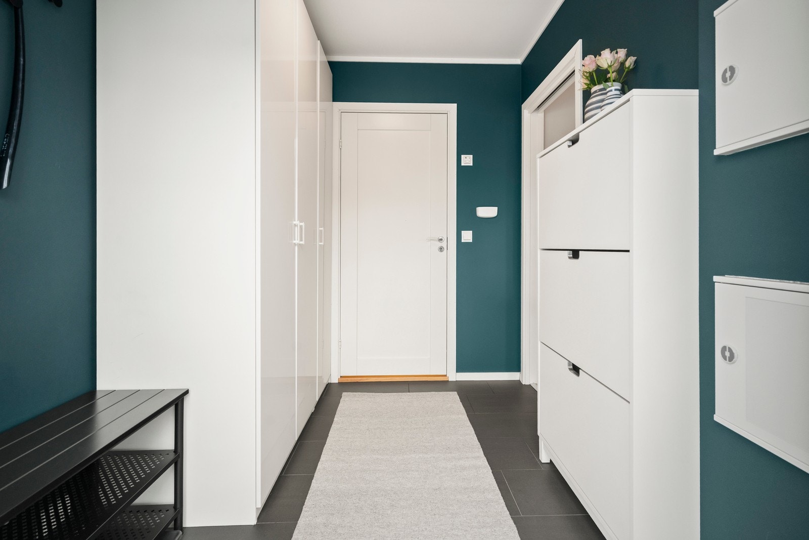 Du ønskes velkommen inn i flislagt entré med plass til oppbevaringsløsninger. Galleribilde