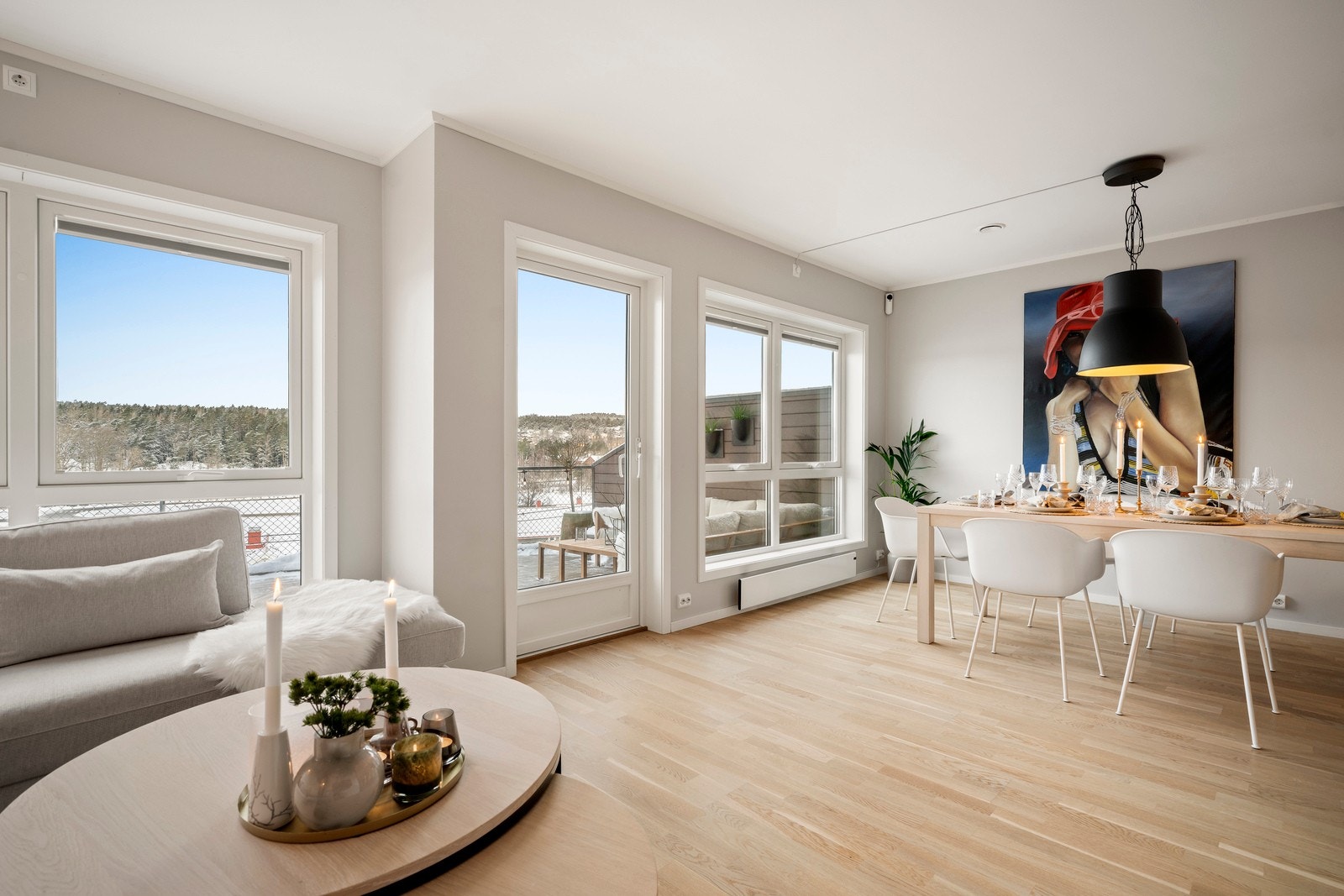 Fra stuen er det utgang til en herlig og solfylt terrasse. Galleribilde