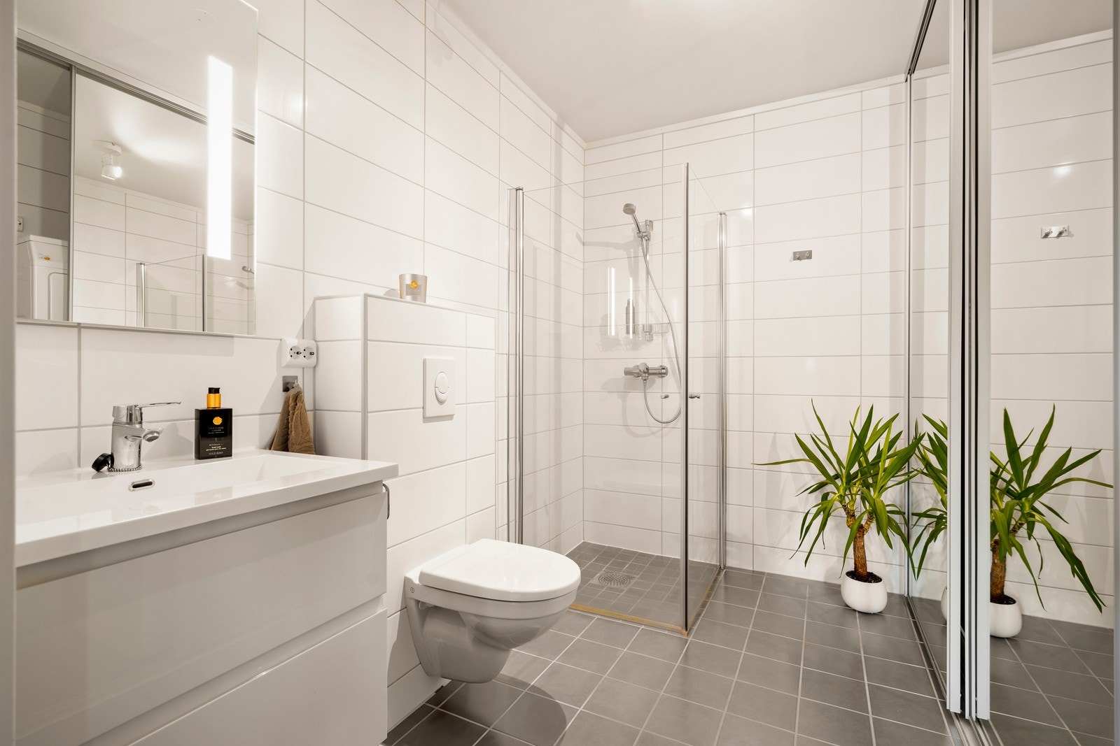 Badet fra 2018 fungerer som både bad og vaskerom, det er varmekabler i gulvet. Galleribilde