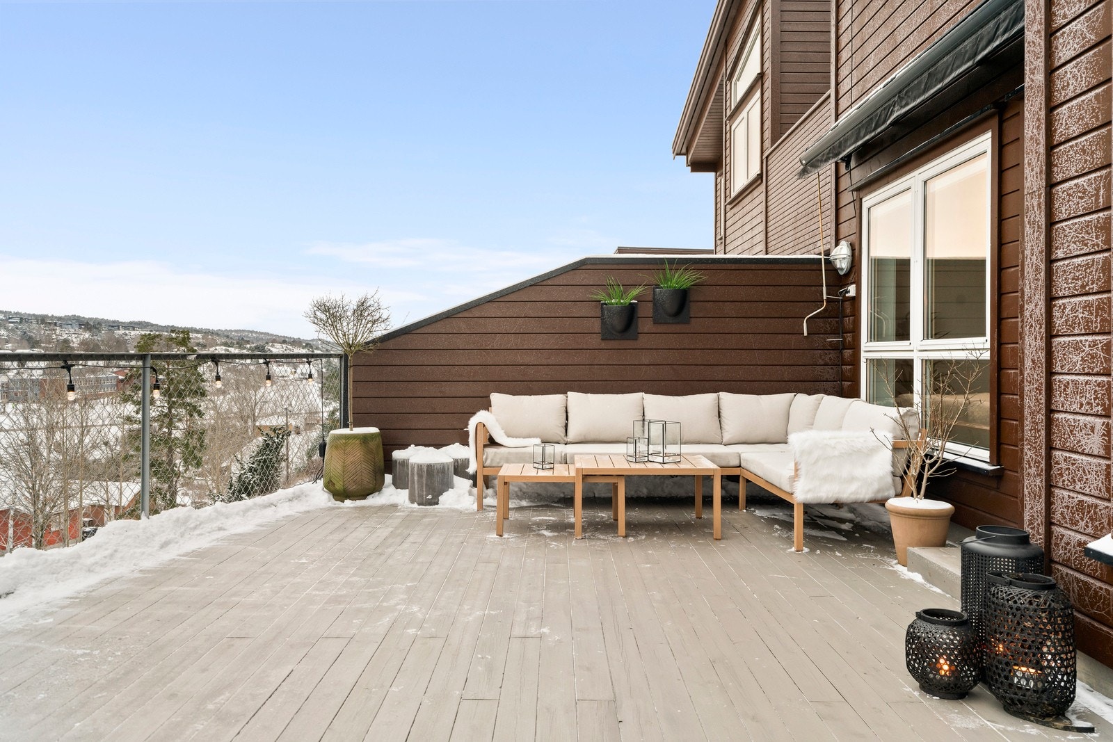 Balkong på ca. 32 kvm med utgang fra stuen i 2. etasje. Galleribilde