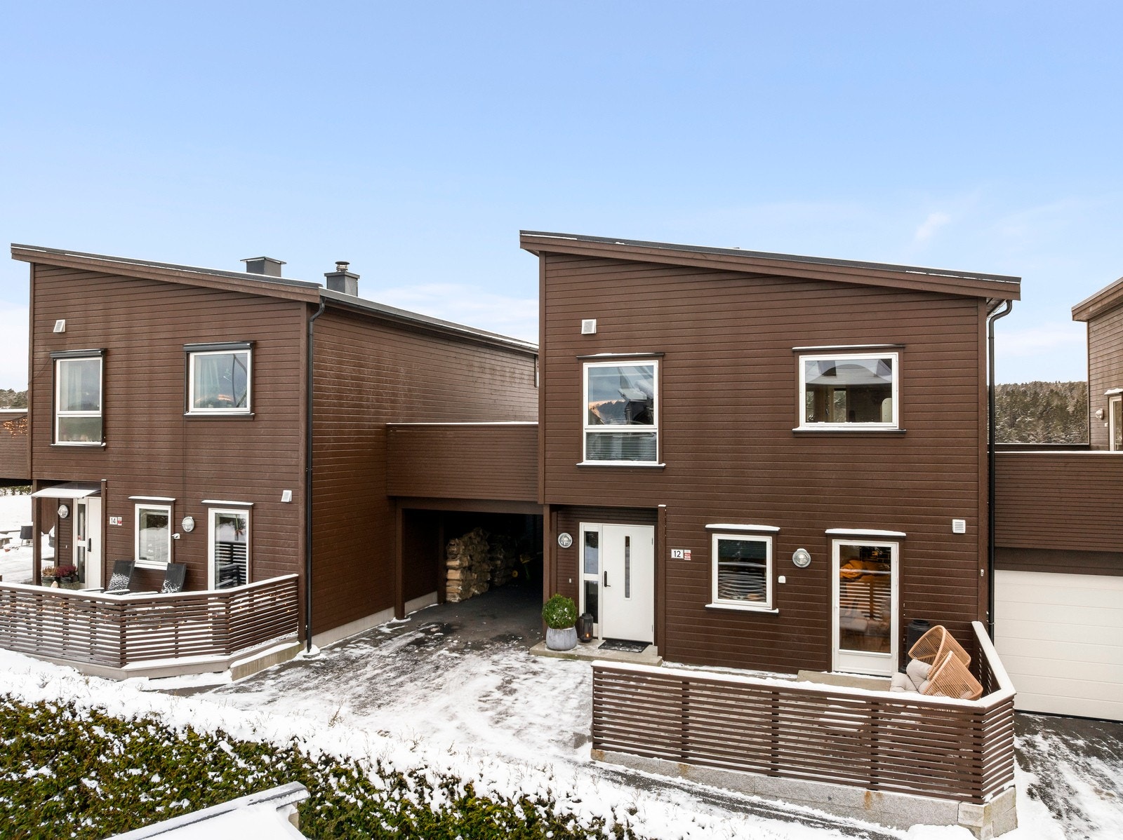 Det er adkomst til boligen fra asfaltert innkjørsel og gårdsplass belagt med belegningsstein. Galleribilde