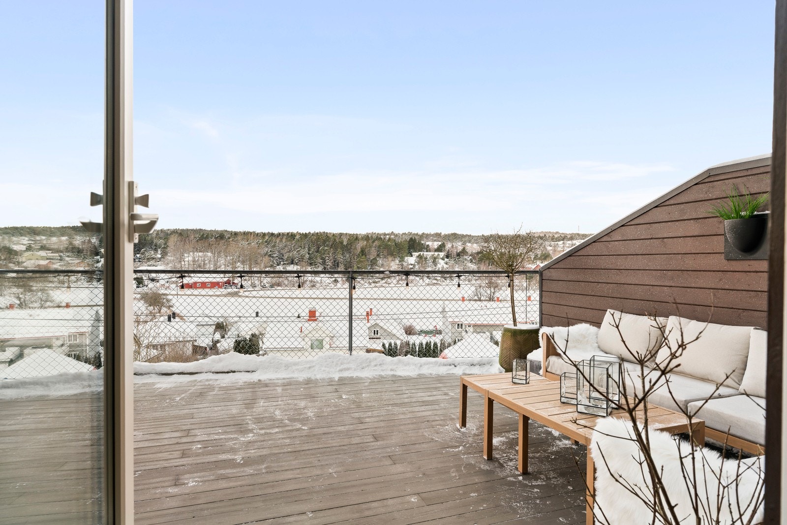 Fra stuen har du direkte utgang til en solrik terrasse som forlenger oppholdsrommet utendørs. Galleribilde