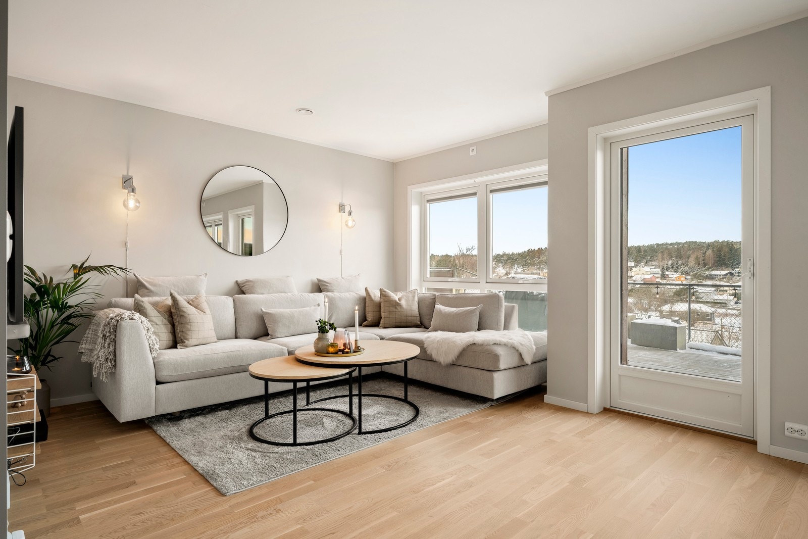 Stuen byr på store vindusflater som gir fantastisk lysinnslipp og en generøs takhøyde bidrar til en svært god romfølelse. Galleribilde