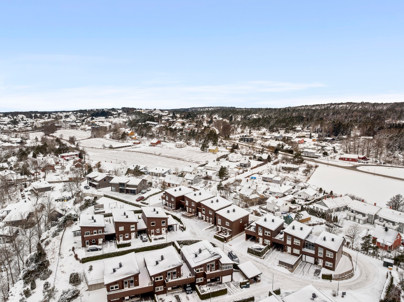 Felleseiet tomt for sameiet, hver bolig har et seksjonert areal rundt boligen. Galleribilde