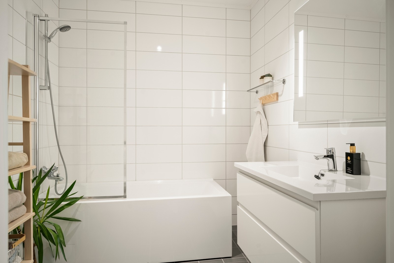 Badet i andre etasje er fra 2018 og har flislagt gulv med elektriske varmekabler, flislagte vegger og malt tak. Galleribilde