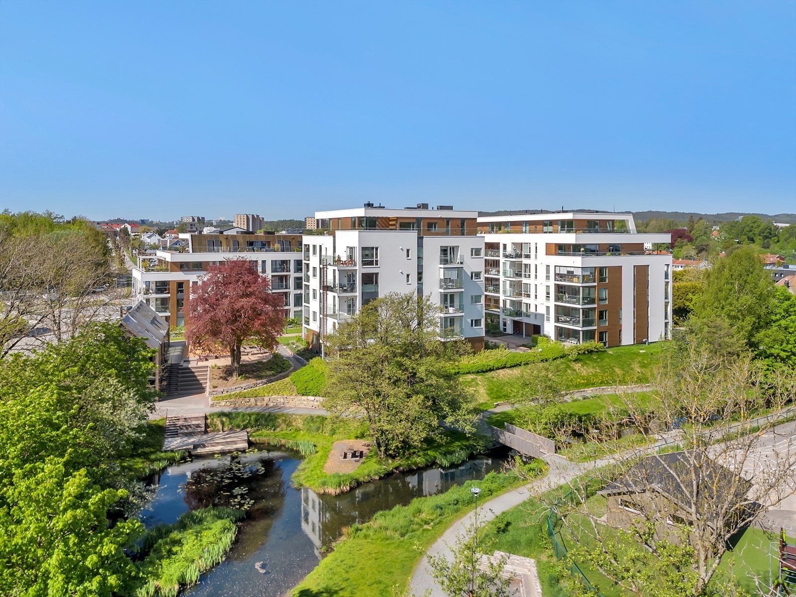 Sentral beliggenhet med nærhet til butikker, treningssenter, barnehage, skole og Universitetet i Agder. De fleste fasiliteter Kristiansand har å by på rett i nærområdet. Kvadraturen ca. 2,3 km unna leiligheten. Kollektivtransport rett rundt hjørnet. Galleribilde