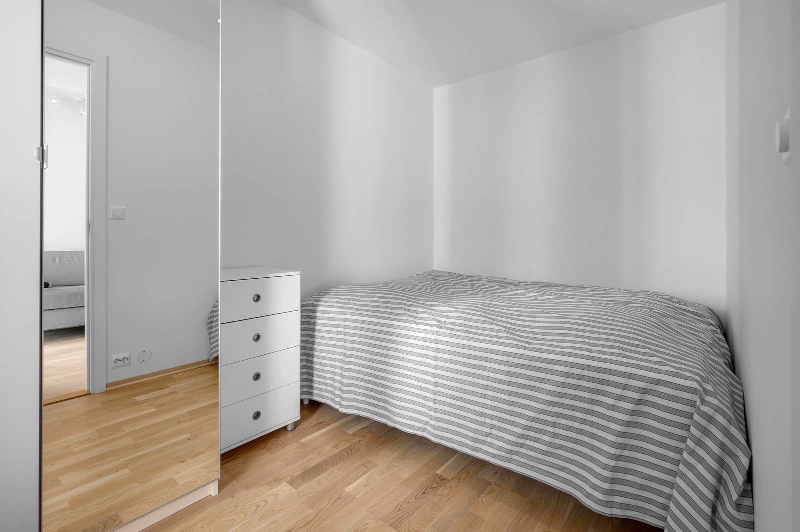 Soverom med plass til dobbeltseng, nattbord og garderobe. Galleribilde