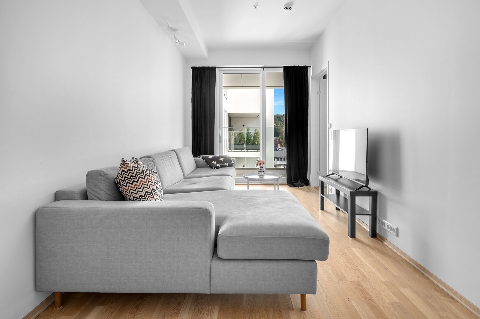 Store vindusflater som gir rikelig med lysinnslipp. Galleribilde