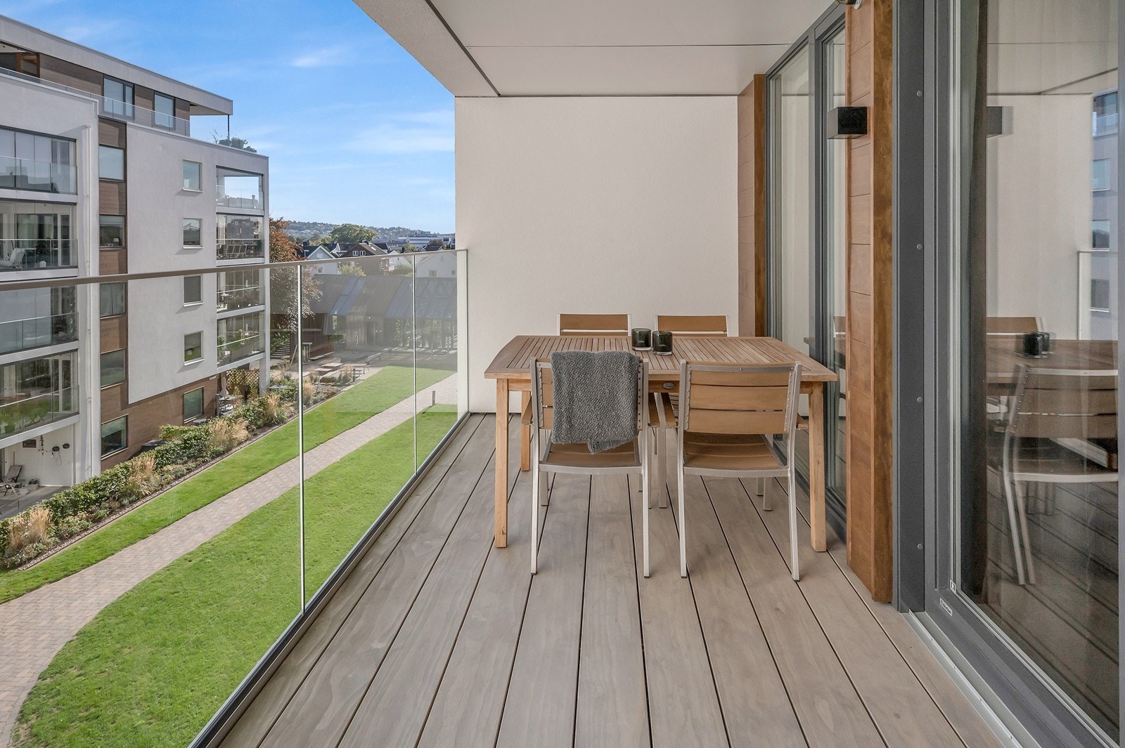 God plass til utemøbler, grill m.m. Perfekt for sosiale sammenkomster. Galleribilde