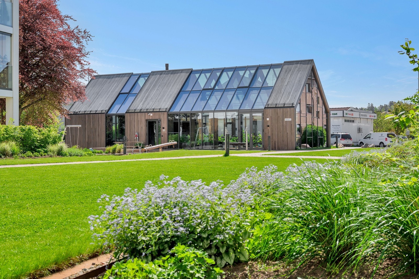 I underetasjen til fellesstua er det stort felles verksted for beboerne. Her kan du vaske og lappe sykkelen, snekre fuglekasser og mye annet. I kjelleren under orangeriet er det stor garasje hvor beboerne kan vaske, polere og støvsuge bilen. Galleribilde