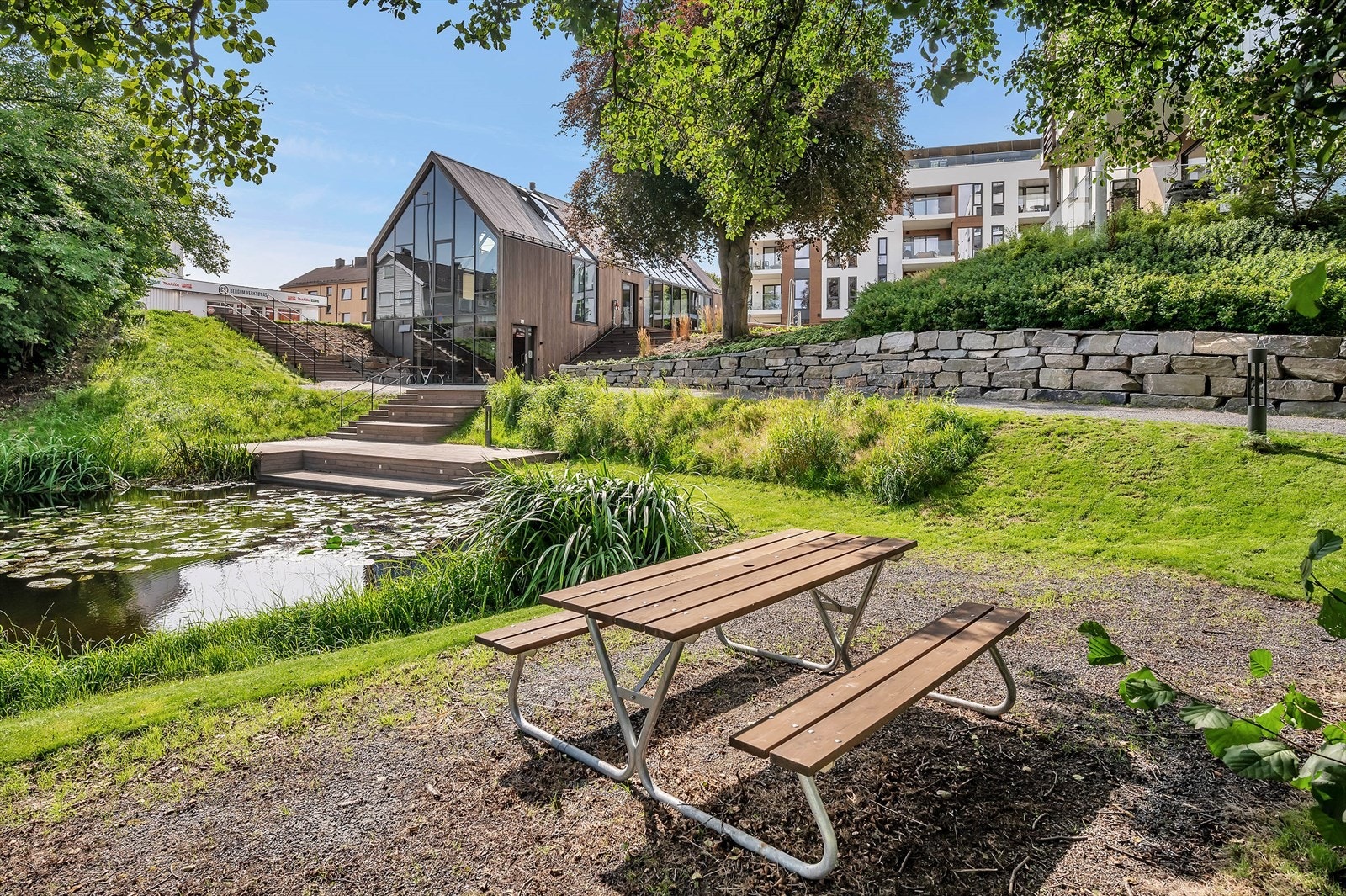 Unike fasiliteter og fellesarealer for beboerne. Her kan du nyte godt av muligheter som man ellers bare har i private hager og eneboliger. Galleribilde