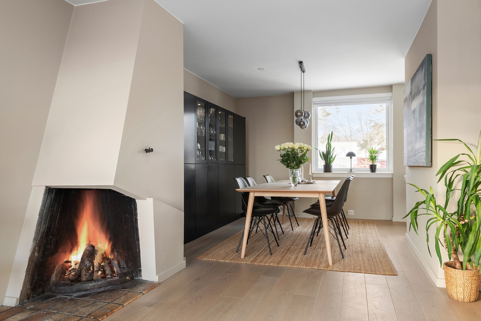 Spisestue med hyggelig peis Galleribilde