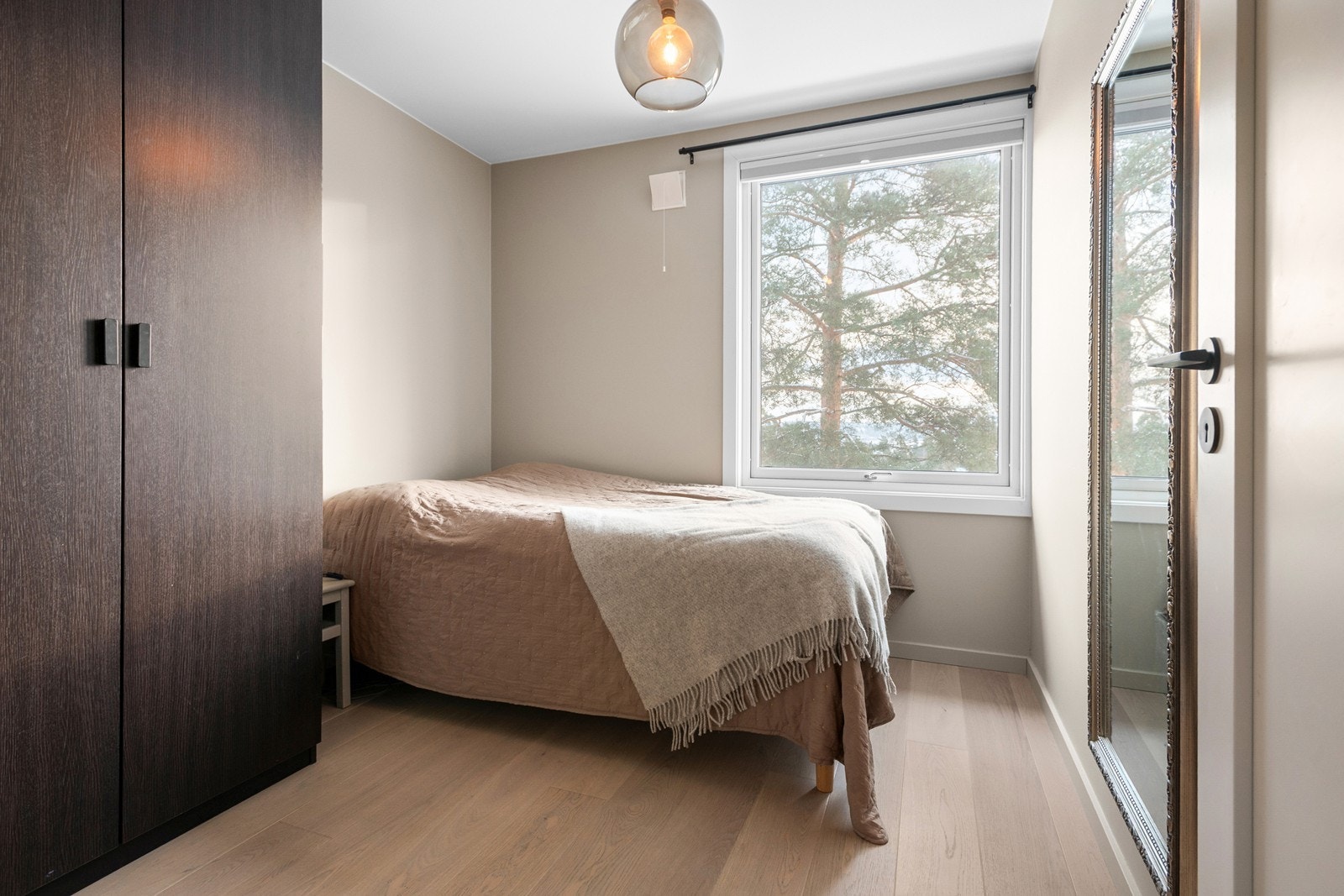 Soverom 2 - også innredet med garderobeskap og dobbeltseng Galleribilde