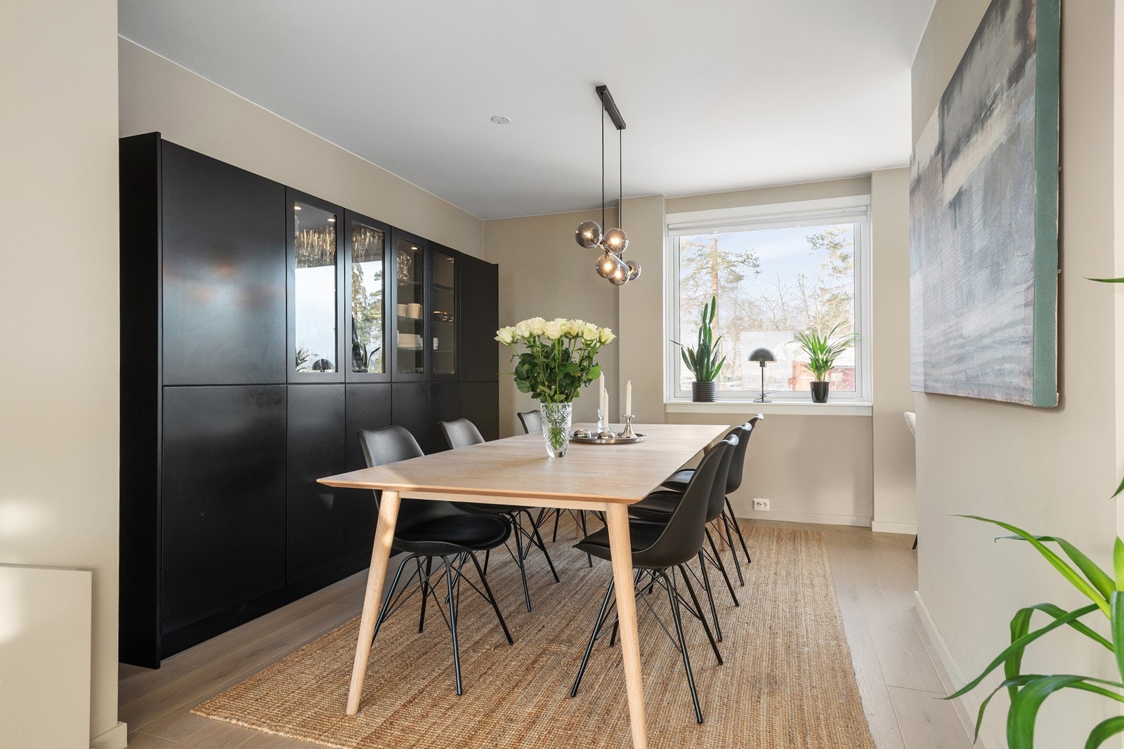 God plass til stort spisebord som innbyr til hyggelige familiemiddager og middagsselskap Galleribilde