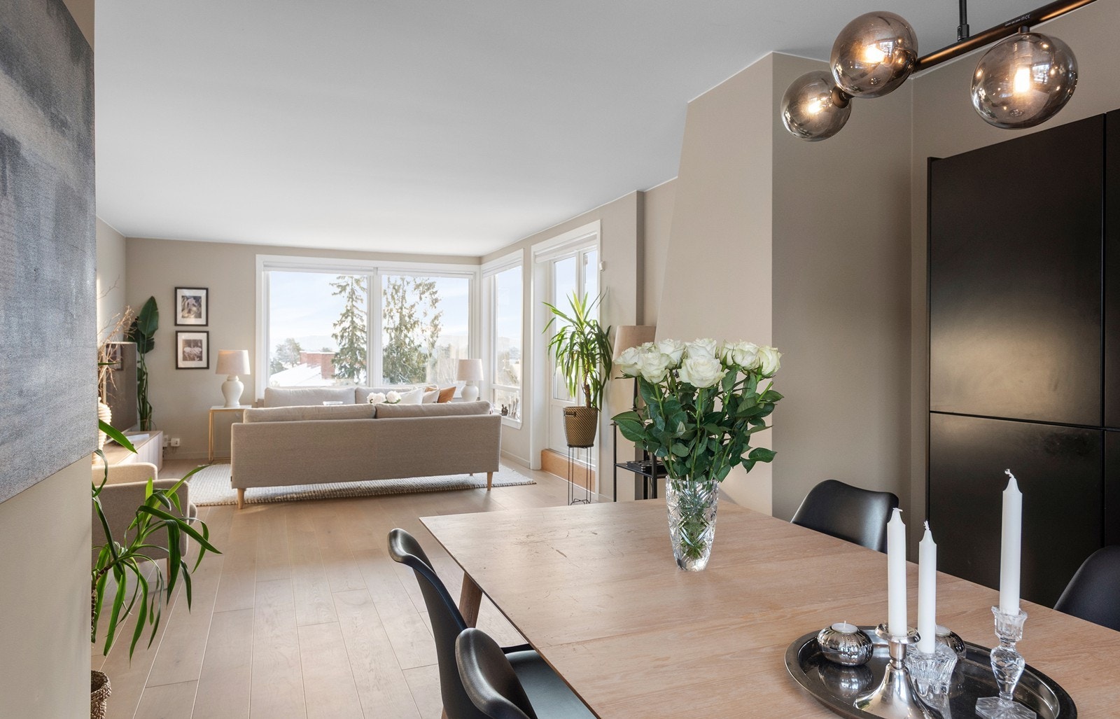 Stor hjørnestue, helt uten innsyn og med idyllisk utsyn Galleribilde