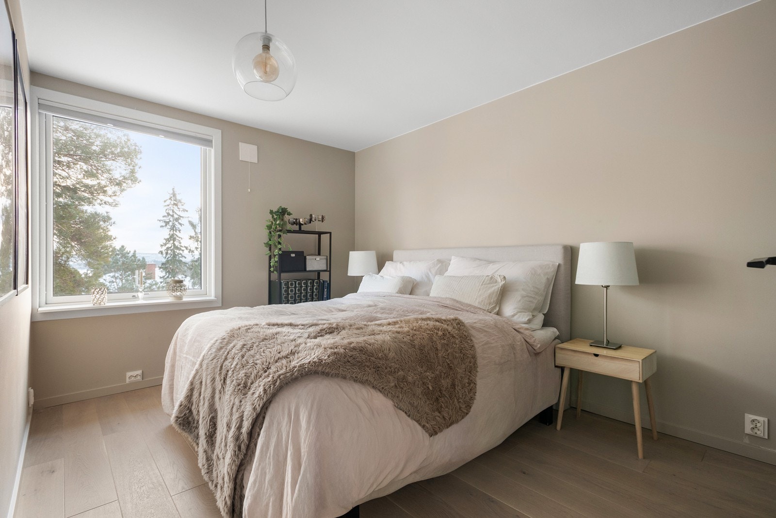 Romslig hovedsoverom med god plass til dobbeltseng med nattbord på hver side Galleribilde