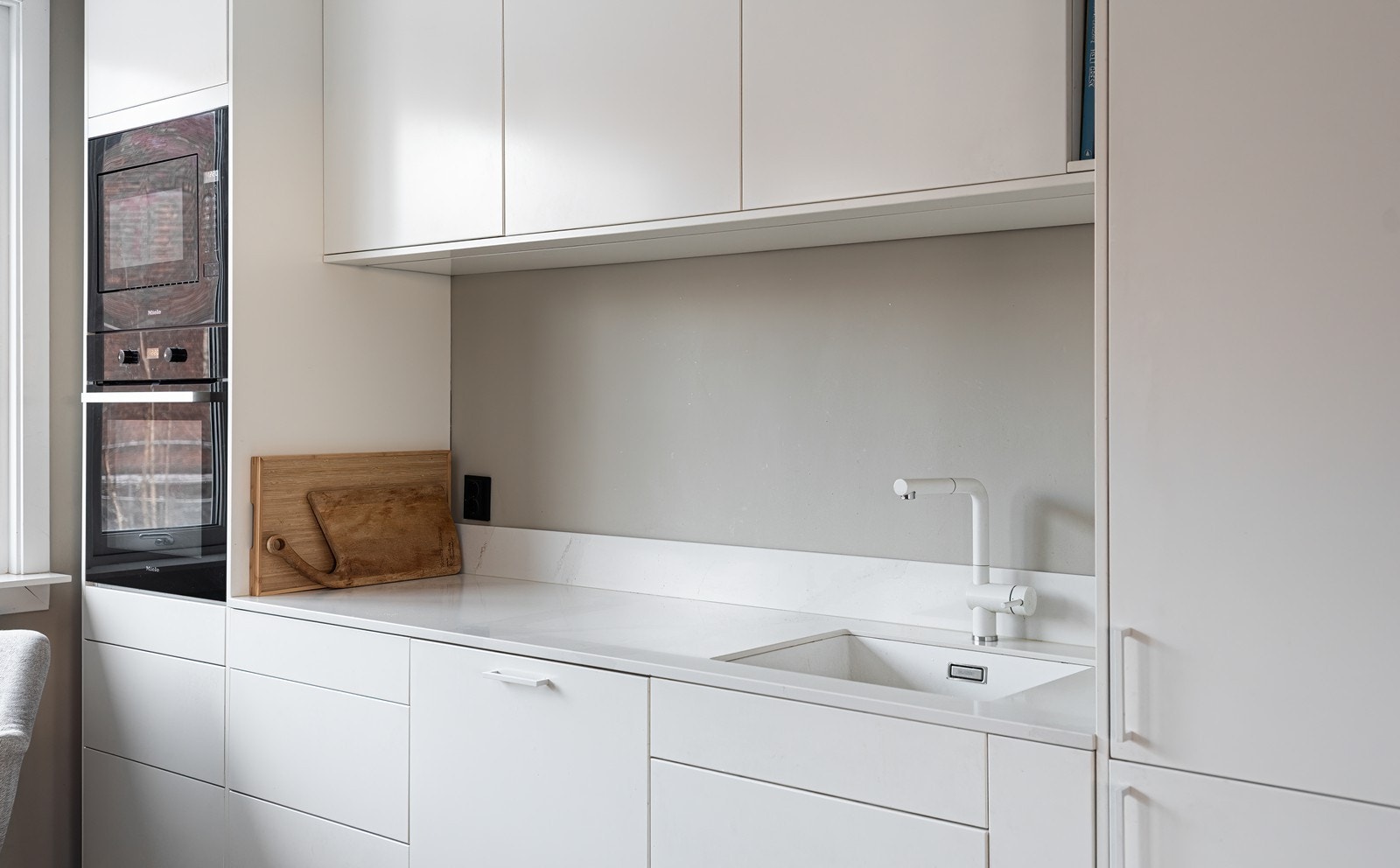 Det er integrert kjøl/fryseskap, oppvaskmaskin, stekovn, platetopp og mikroovn Galleribilde