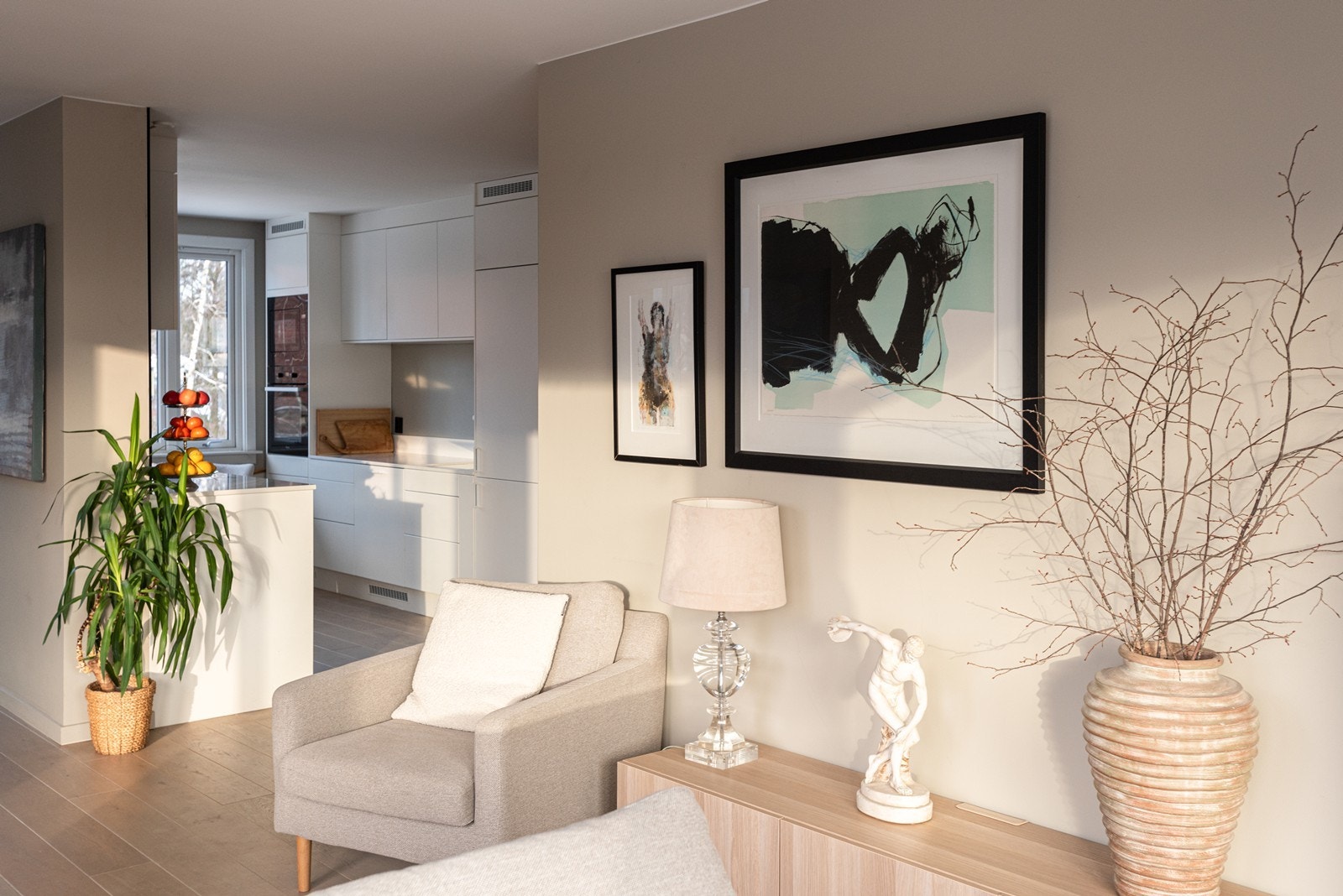 En åpen og sosial planløsning med naturlige soner som gjør boligen lett å møblere Galleribilde