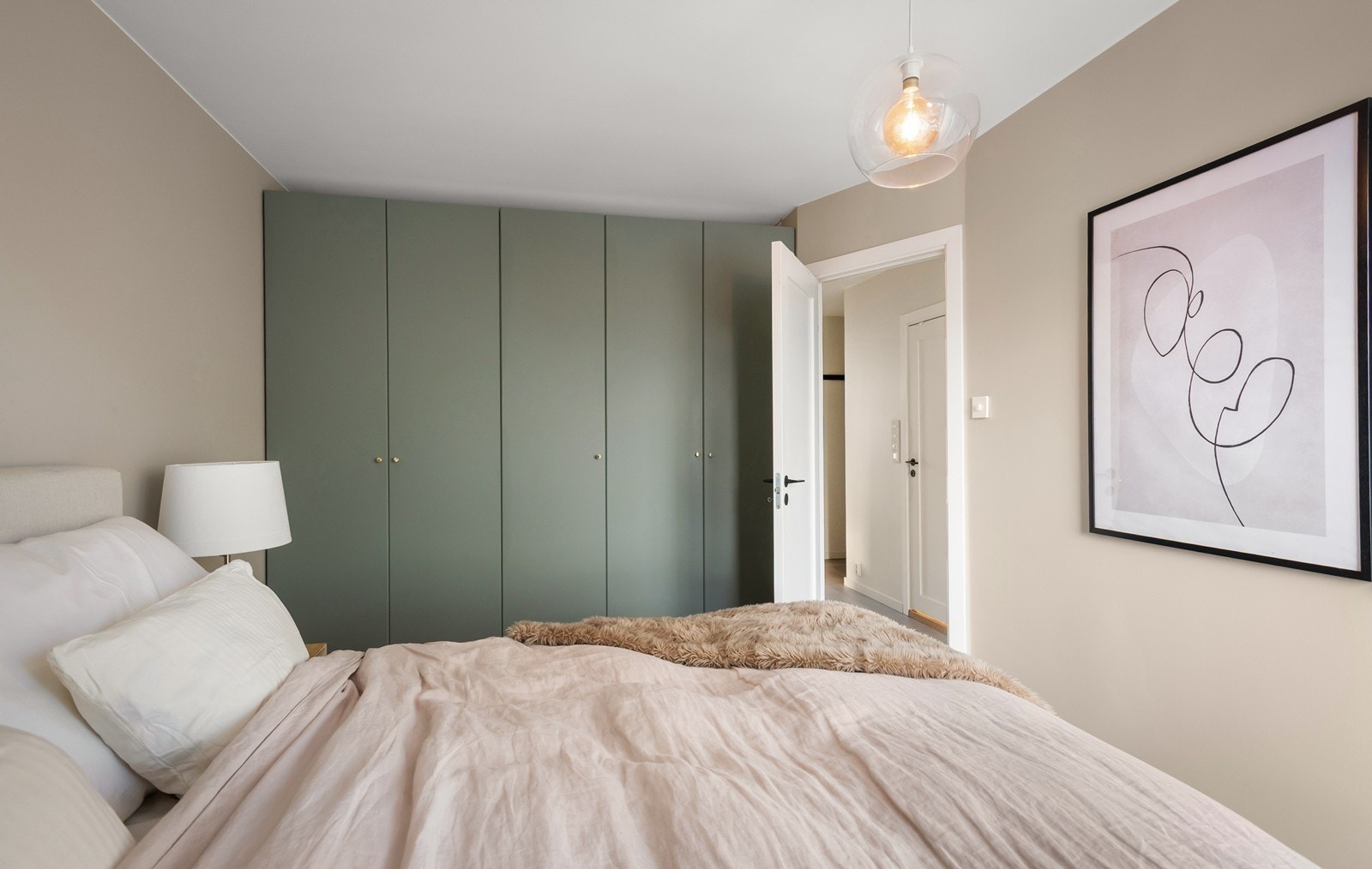 Hovedsoverommet er innredet med stort garderobeskap Galleribilde