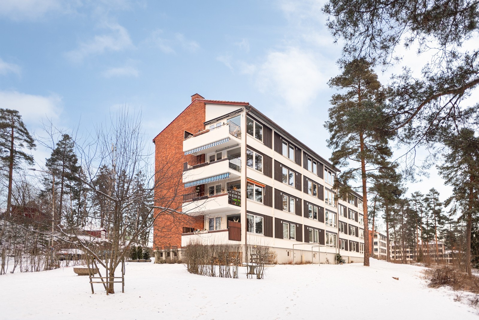 Eiendommen har en idyllisk beliggenhet på Nedre Høvik med kort avstand til sjøen med strand og hyggelige turområder Galleribilde