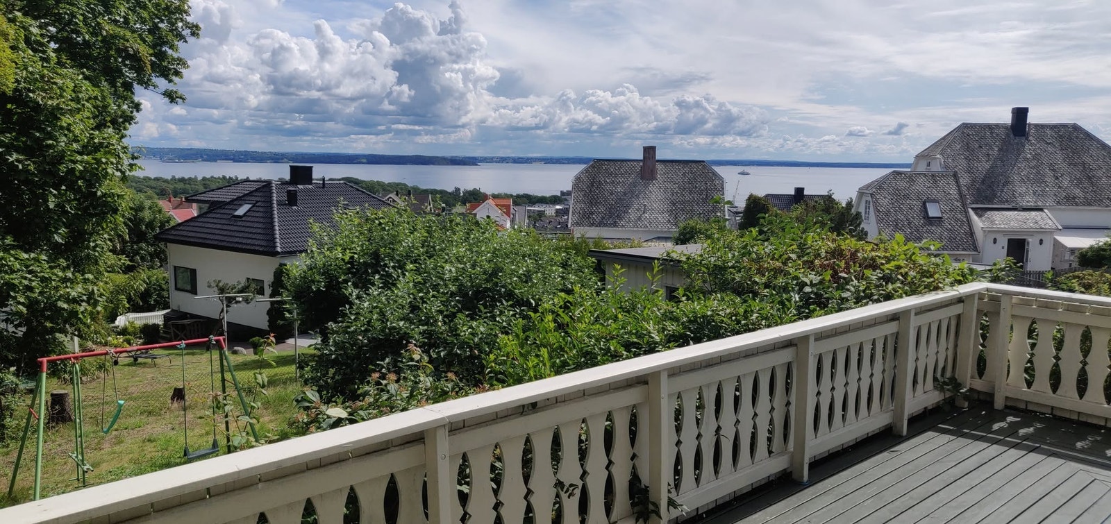 Utsikt fra tidligere terasse (nå fjernet), men ny vil bli bygget til våren. Galleribilde