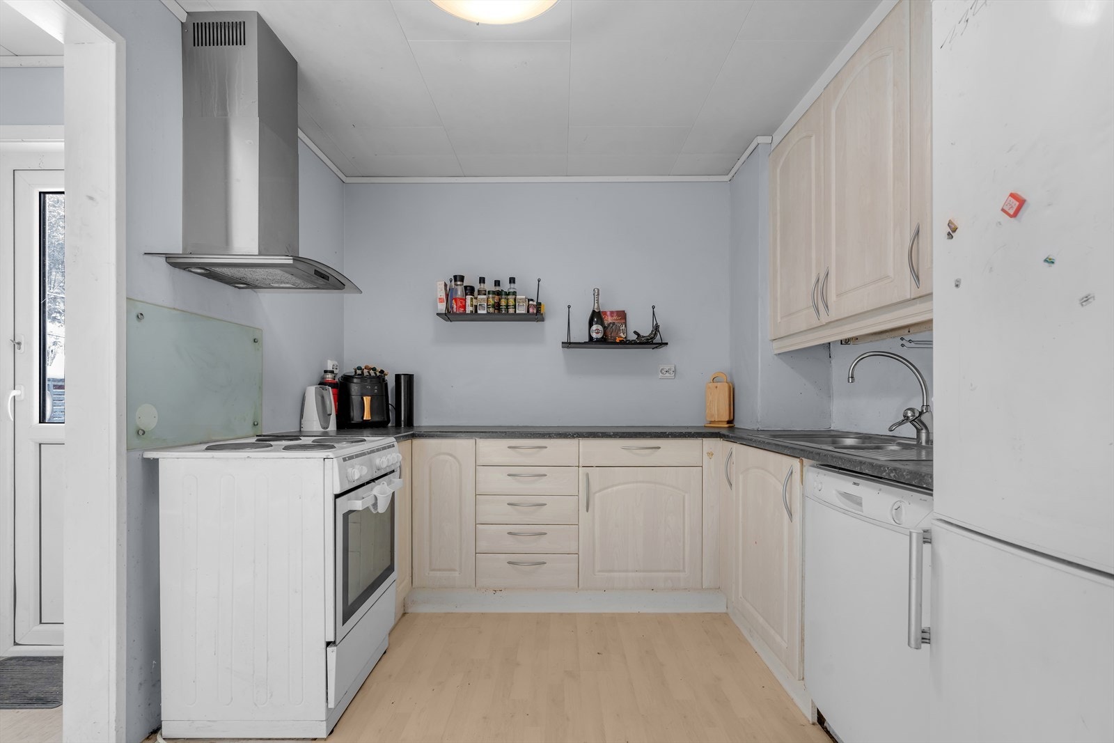 Kjøkkenet ble oppgradert i 2010. Det har laminatgulv og en innredning med laminerte trefiberfronter og laminert benkeplate. Galleribilde